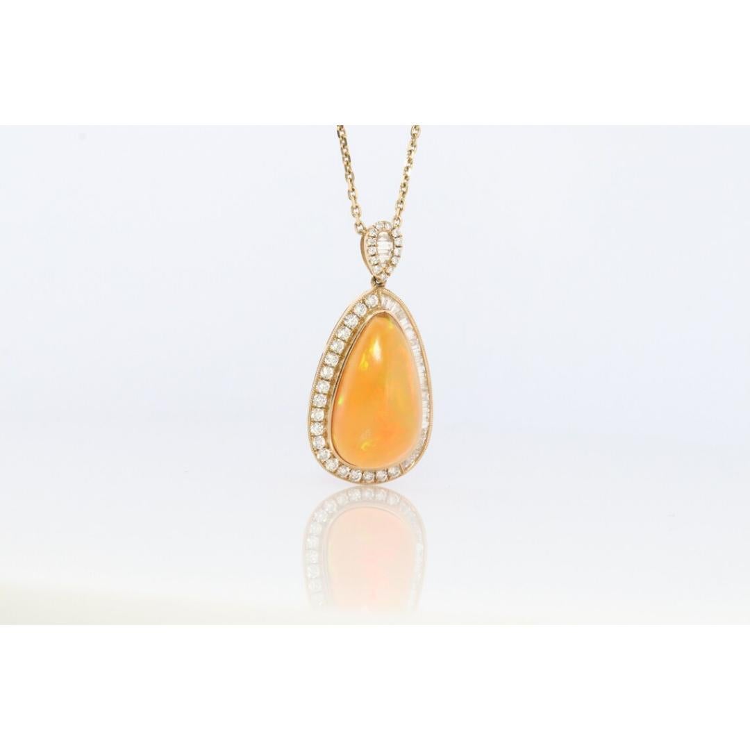 Pendentif en opale et halo de diamants 14 carats. Grand pendentif naturel entouré de baguette en vente 5