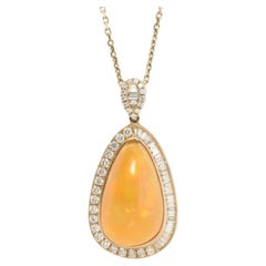 Colgante Halo de Ópalo y Diamantes 14k. Colgante Natural Grande Rodeado de Baguette
