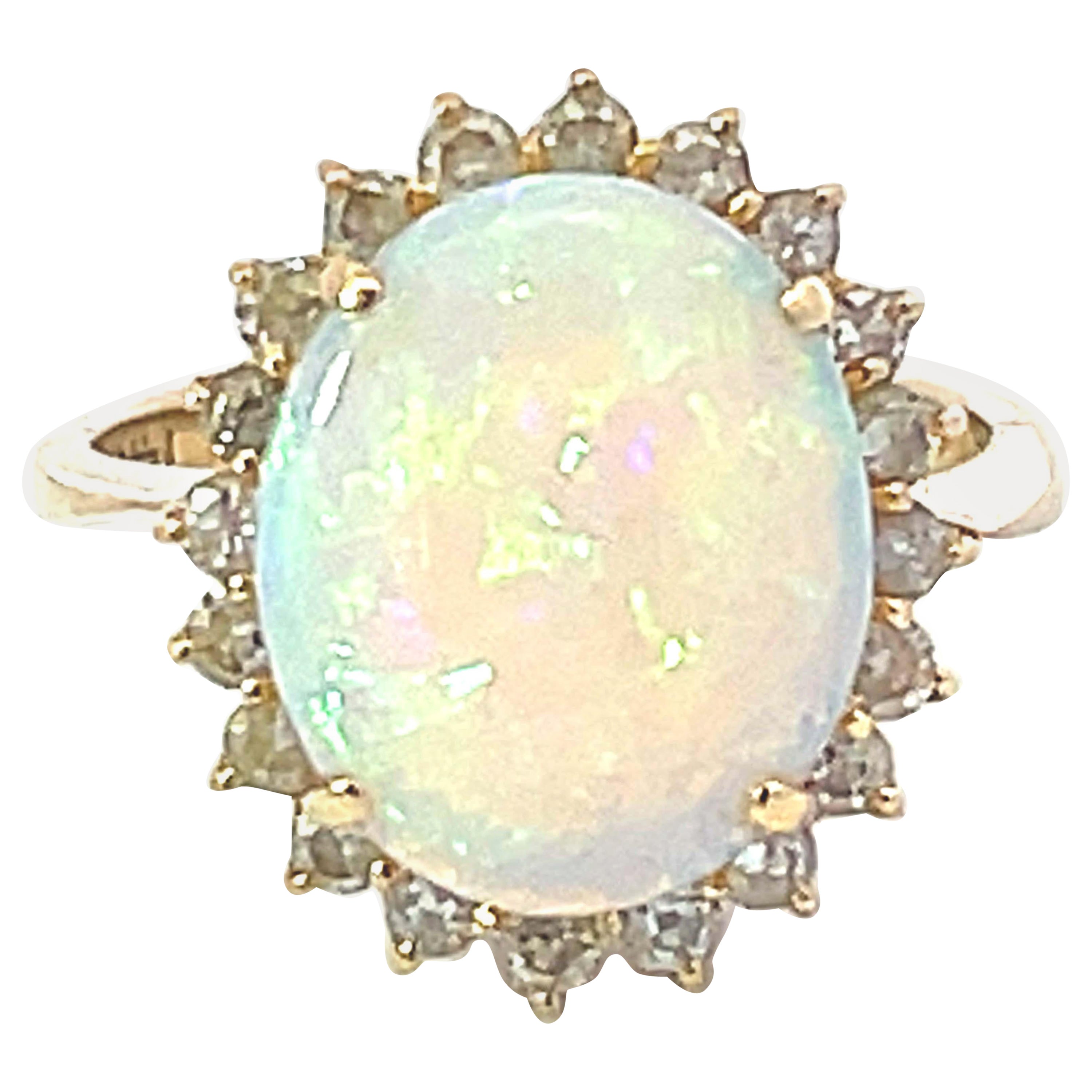 Anello aureola con opale e diamante in oro giallo 14k in vendita