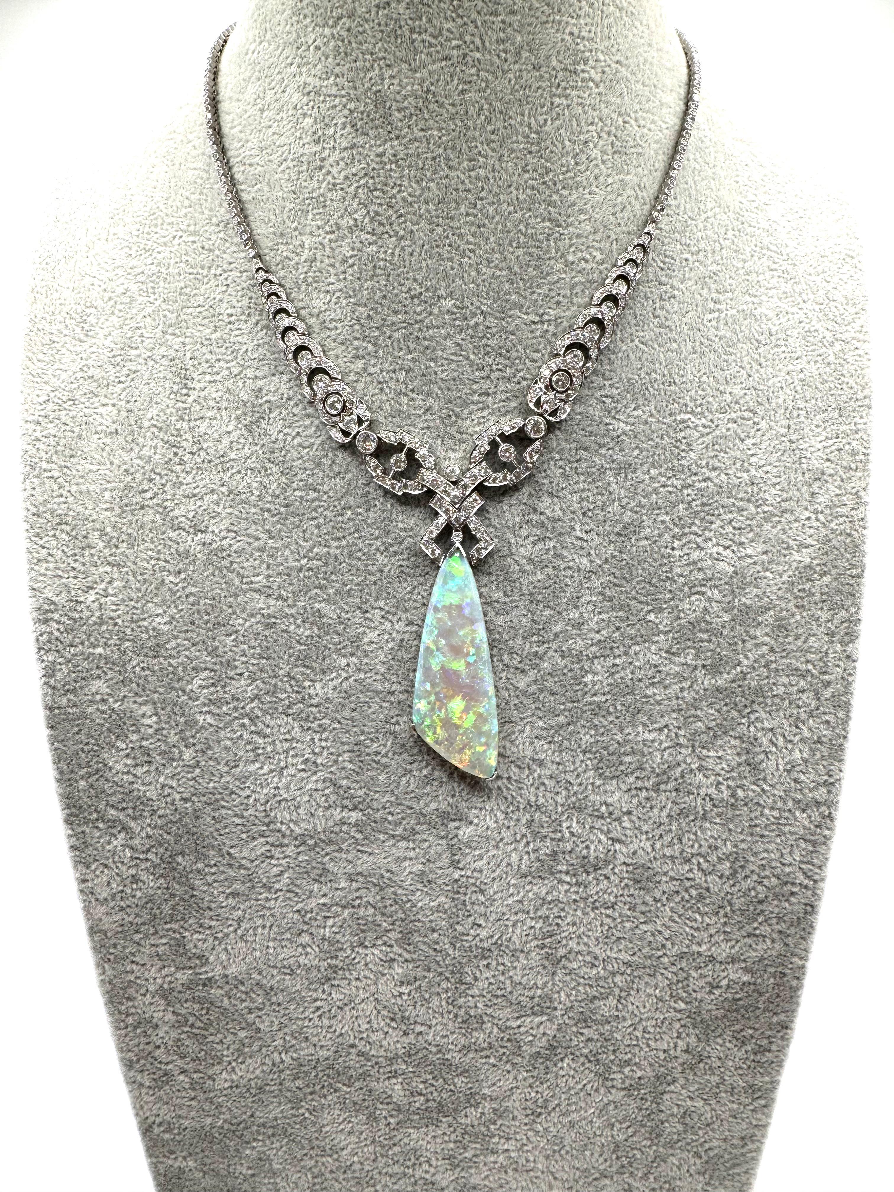 Una collana accattivante che fonde perfettamente l'eleganza vintage con la raffinatezza moderna. Realizzato in lussuoso oro bianco 18 carati, questo pezzo mostra una luminosa goccia di opale allungata - viva con brillanti lampi di verde, giallo e