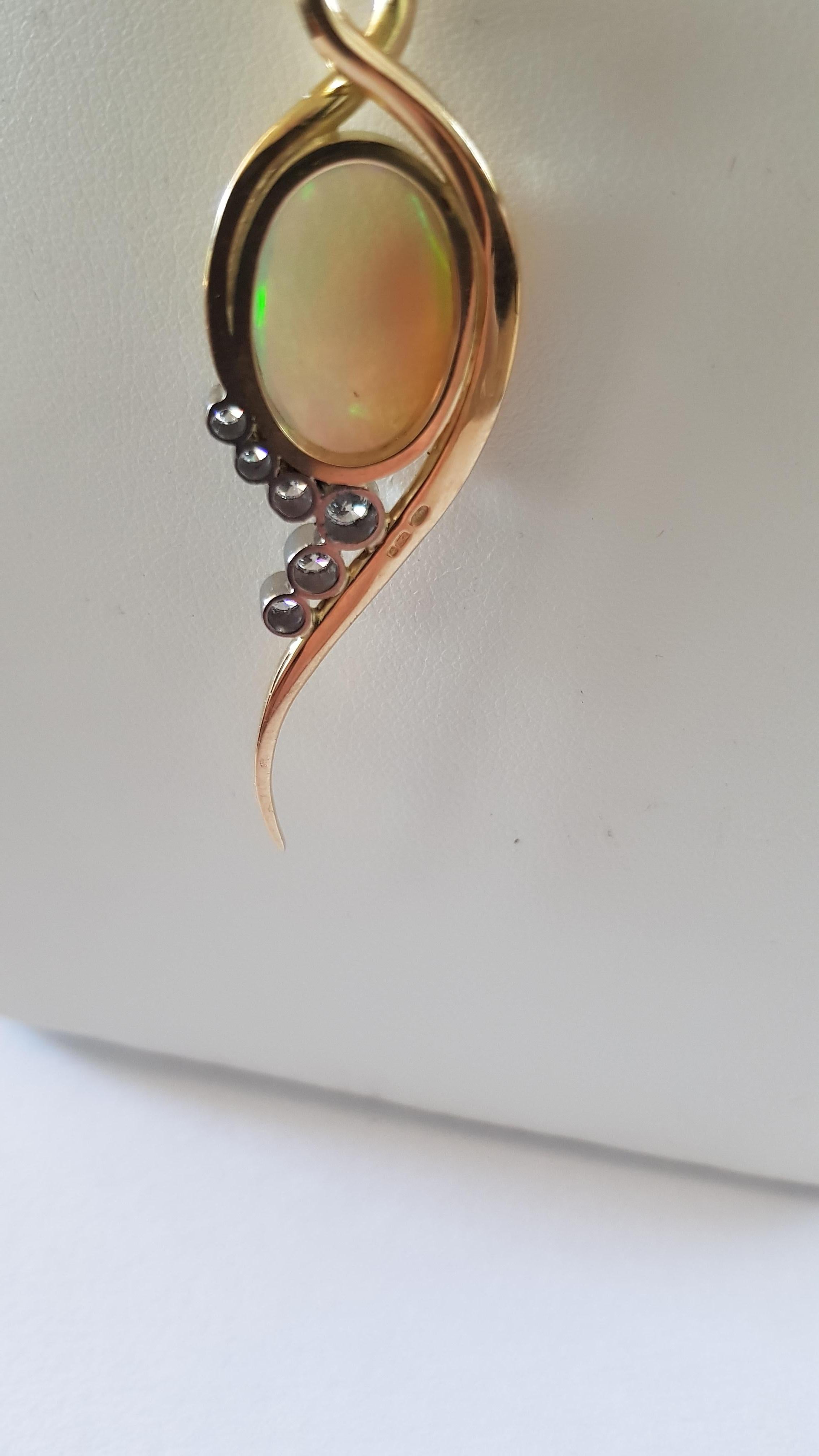 Opal and Diamond Pendant in 18 Karat Gold In New Condition For Sale In Birmingham, GB