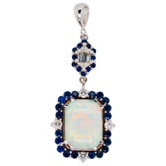 Colgante de ópalo y diamantes con halos de zafiro y diamantes engastados en oro de 18 quilates