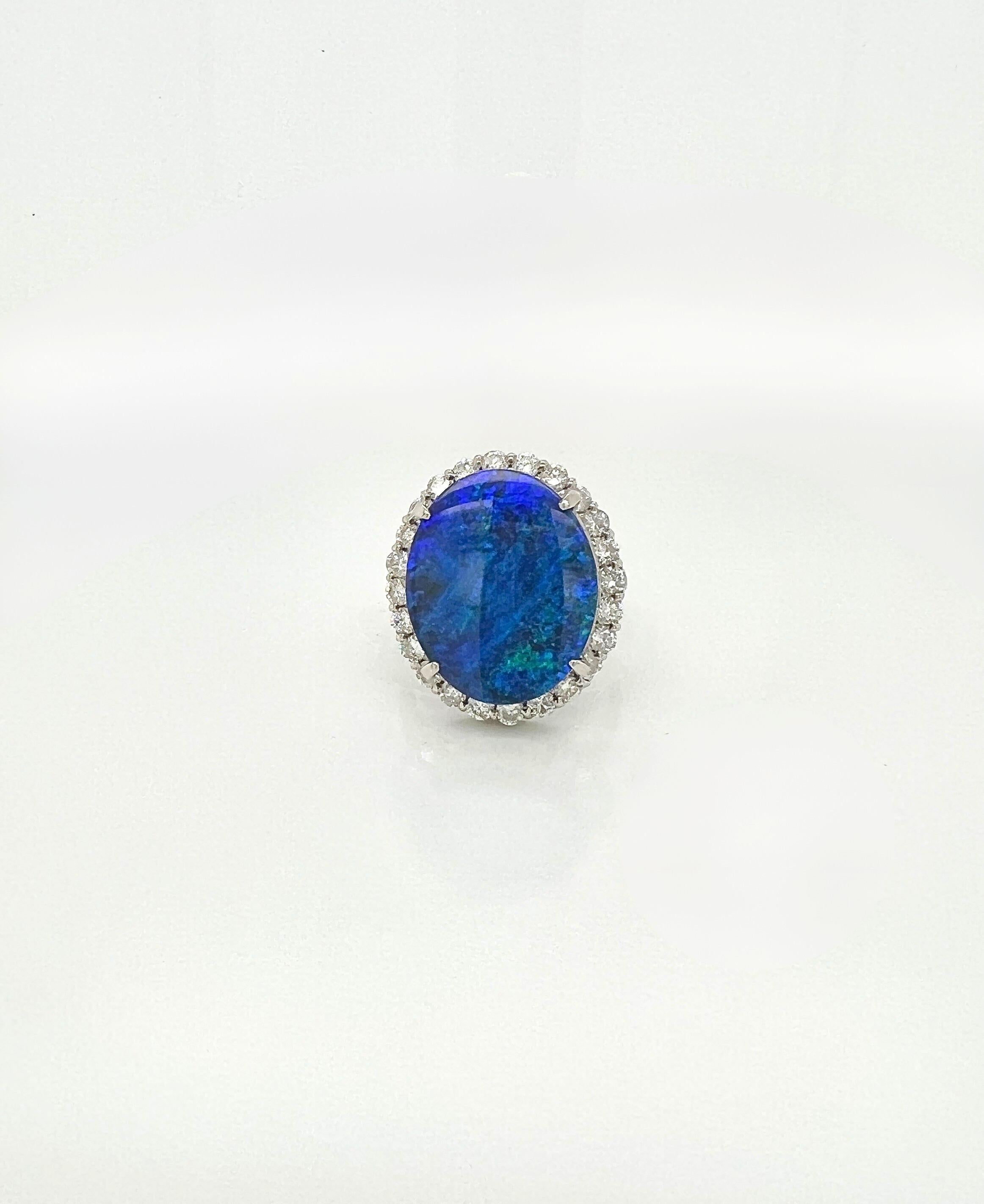 Opal und Diamant Platin Halo Ring (Ovalschliff) im Angebot