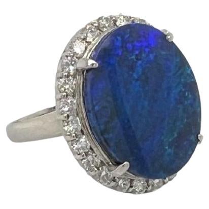 Anillo Halo de Platino con Ópalo y Diamantes