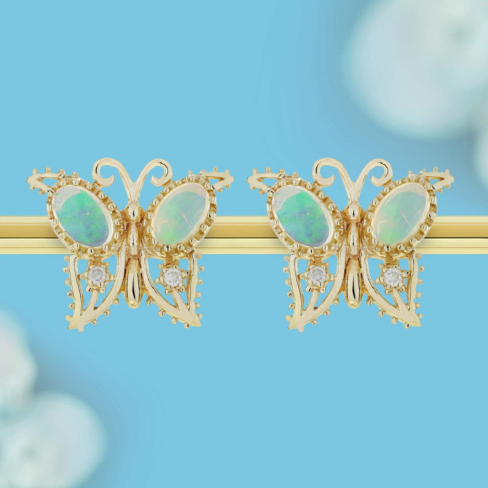 Ein natürlicher ovaler Opal als zarte Flügel, die sanfte, bunte Farbtöne ausstrahlen. Die unteren Flügel sind mit funkelnden Diamanten verziert, die einen Hauch von Eleganz verbreiten. Ein zeitloses Design, das den schillernden Charme des Opals mit