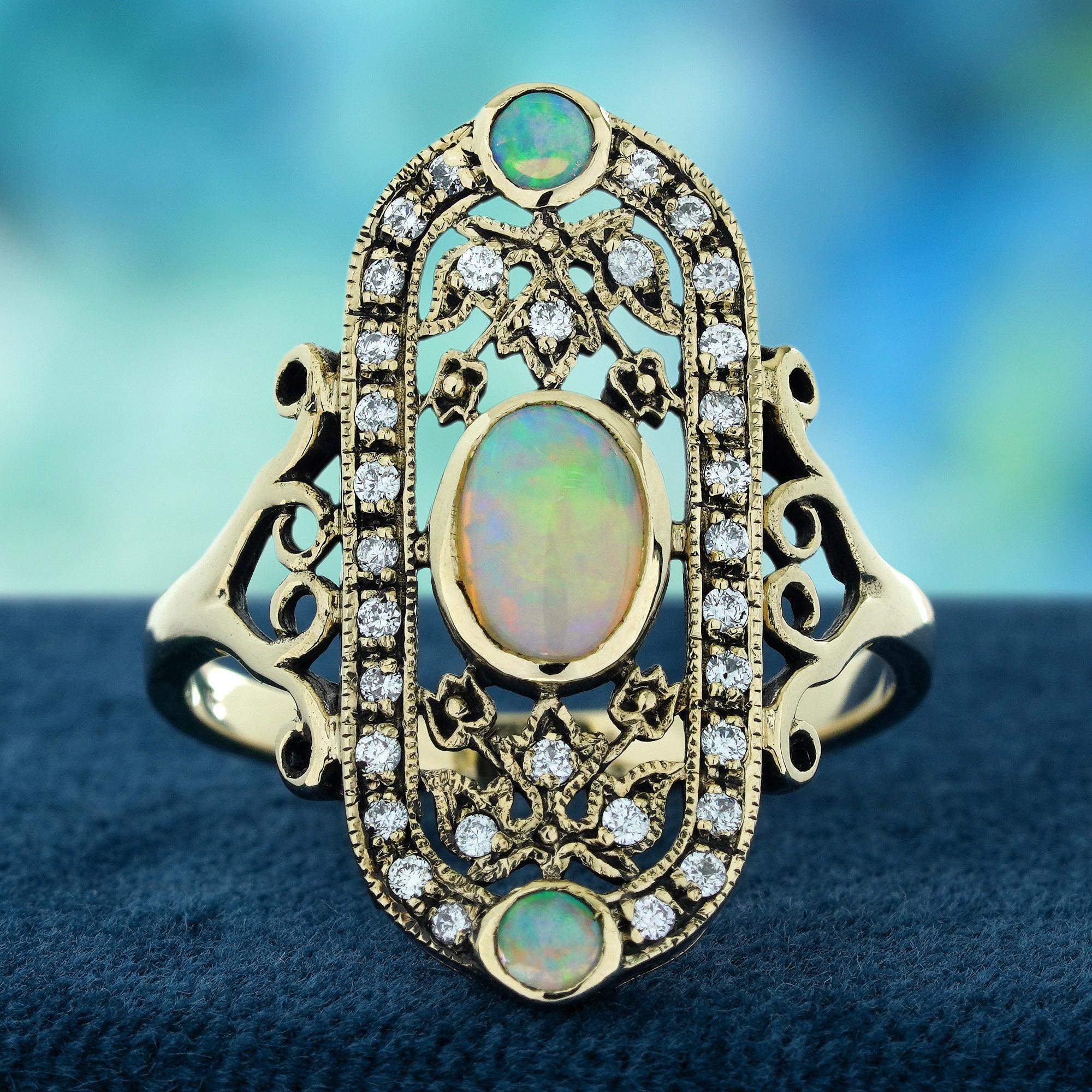 Tres impresionantes ópalos, con uno más grande en el centro y dos más pequeños en la parte superior e inferior. Los ópalos están bellamente acentuados por brillantes diamantes, creando un diseño de inspiración floral. La combinación del brillo