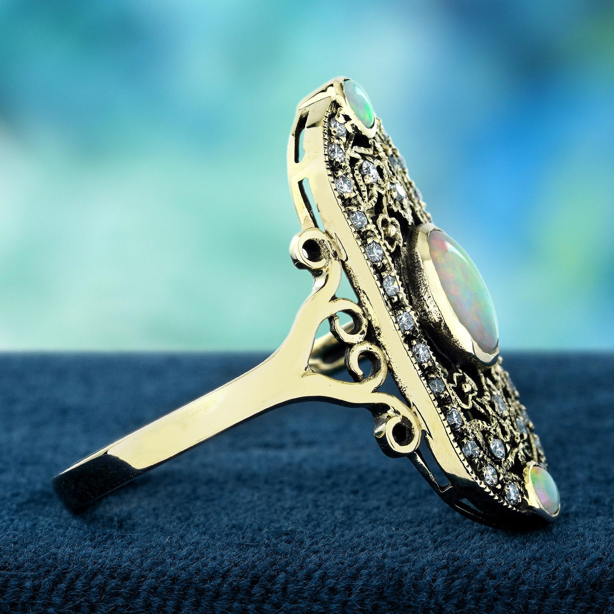 Taille ronde Bague cocktail de style vintage en or jaune 14 carats massif avec opale et diamants en vente