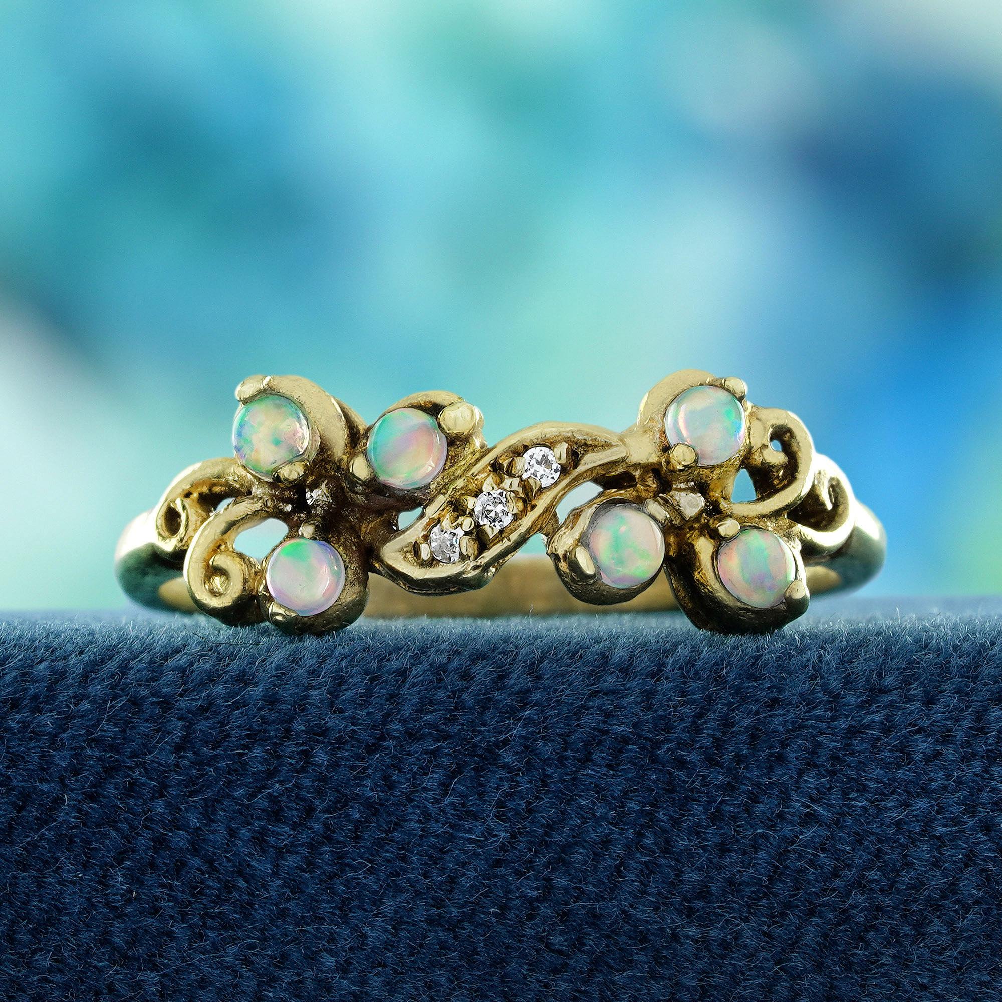 Dévoilez la beauté délicate d'une fleur des neiges avec cette bague de style vintage en opale naturelle et diamant. Les triples opales, rayonnant d'une douce lueur irisée, forment le cœur de la bague, leurs couleurs changeantes rappelant les pétales