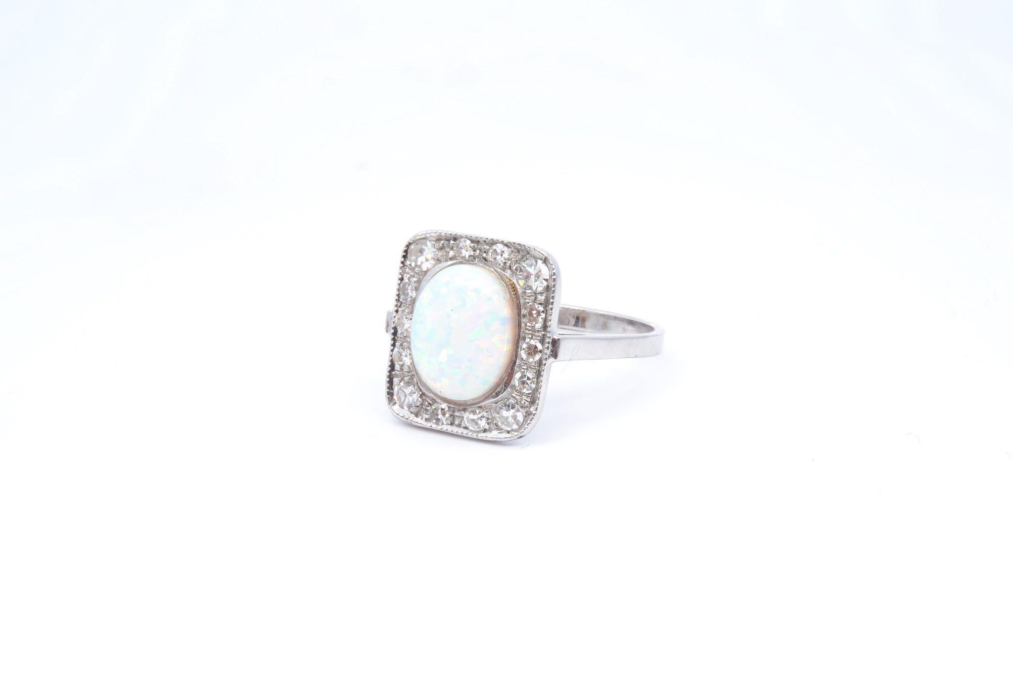 Opal and diamonds ring in 18k gold In Good Condition For Sale In PARIS, FR