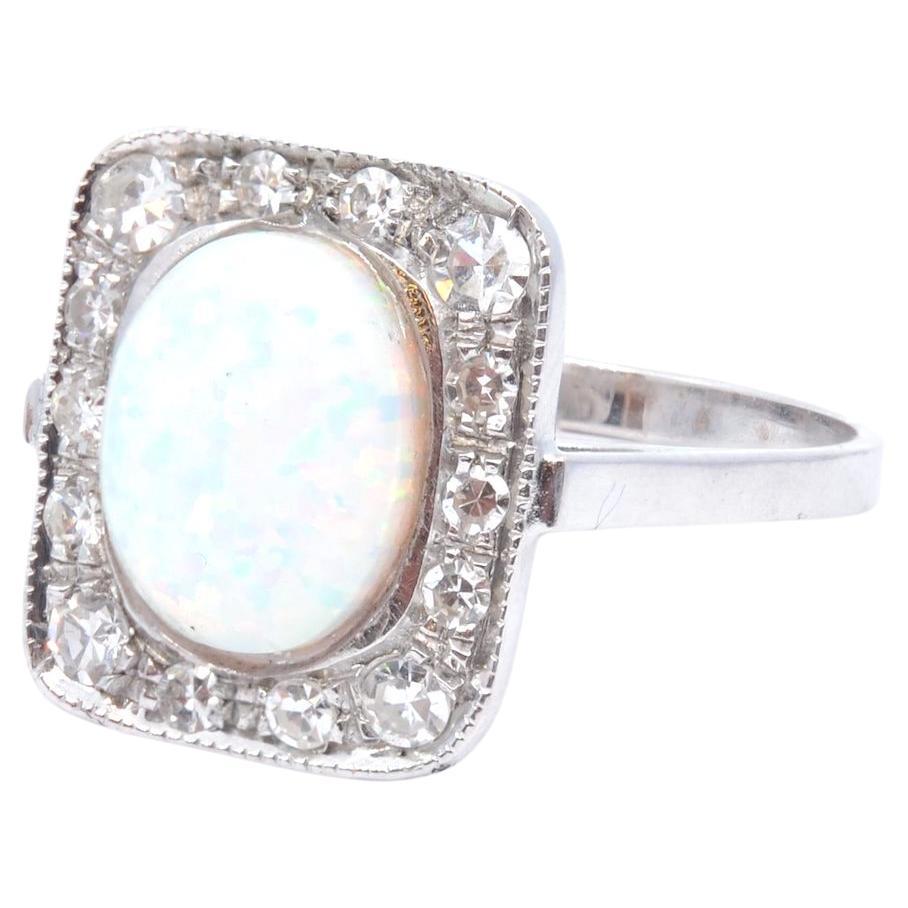 Opal and diamonds ring in 18k gold