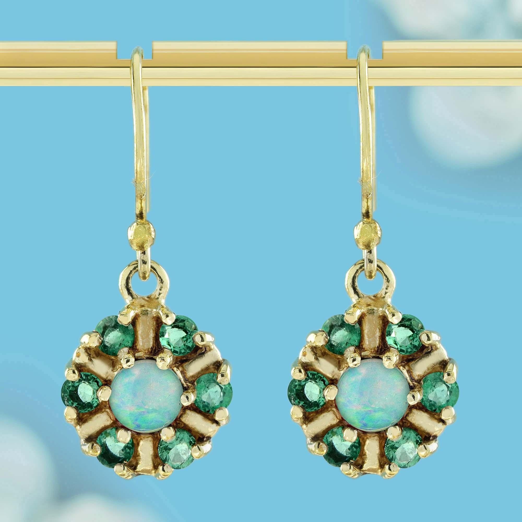 Diese atemberaubenden Ohrringe im Vintage-Stil haben einen strahlenden runden Opal in der Mitte, der in einer zarten Zackenfassung gefasst ist. Um den Opal herum sind leuchtende Smaragde in einem floralen Muster angeordnet, das einen auffälligen