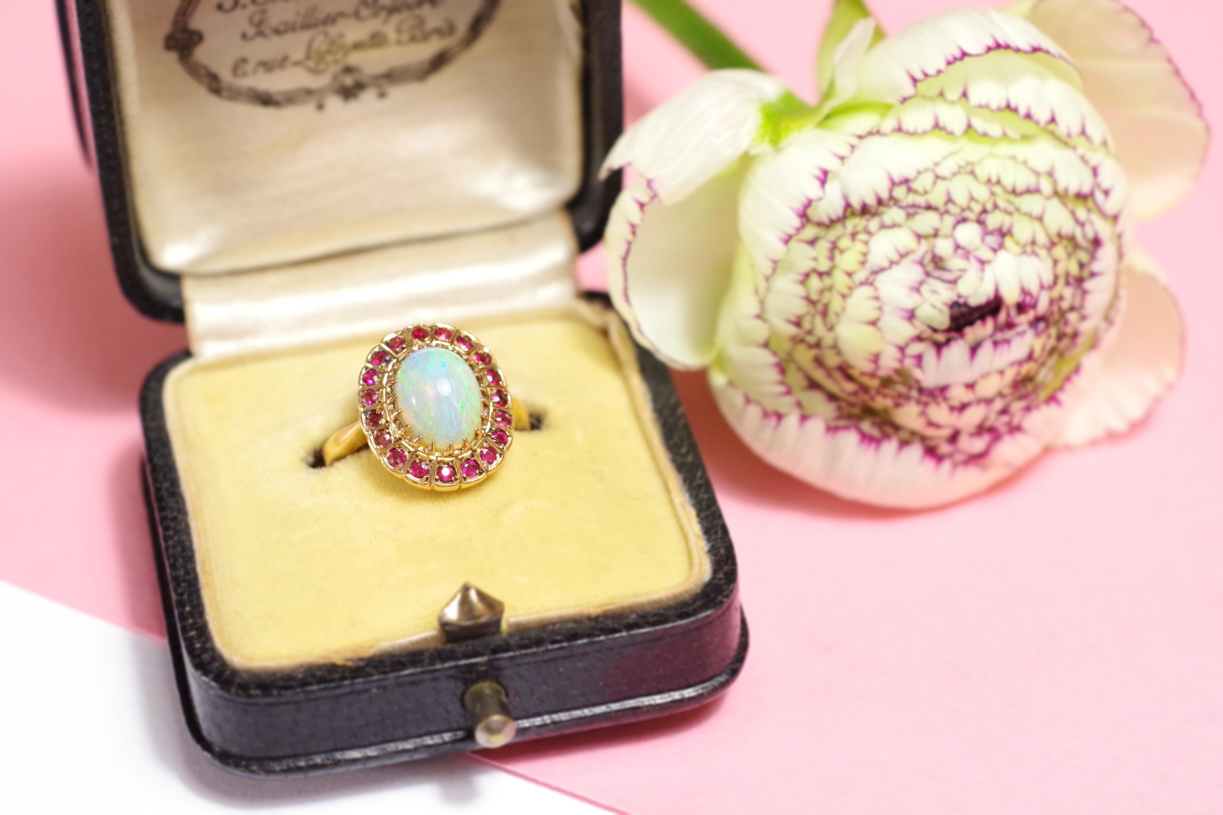 Opal and Garnet Cluster Ring in 18k Gold, Vintage Cluster Ring For Sale 2