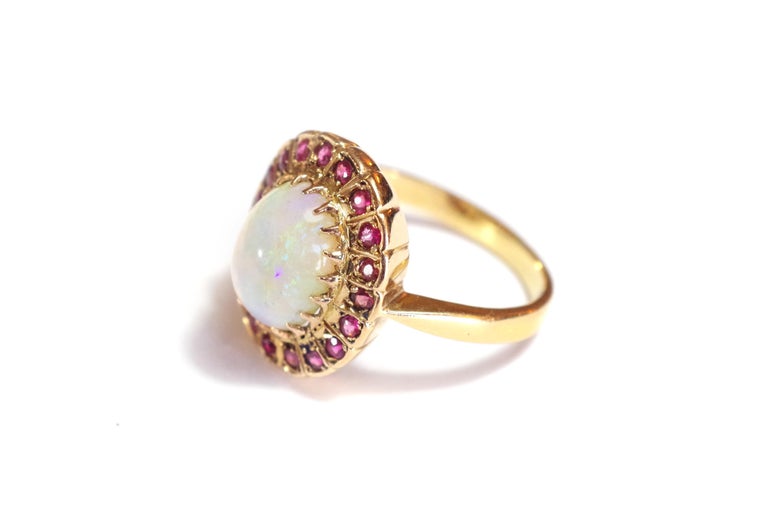 Opal and Garnet Cluster Ring in 18k Gold, Vintage Cluster Ring In Fair Condition For Sale In PARIS, FR