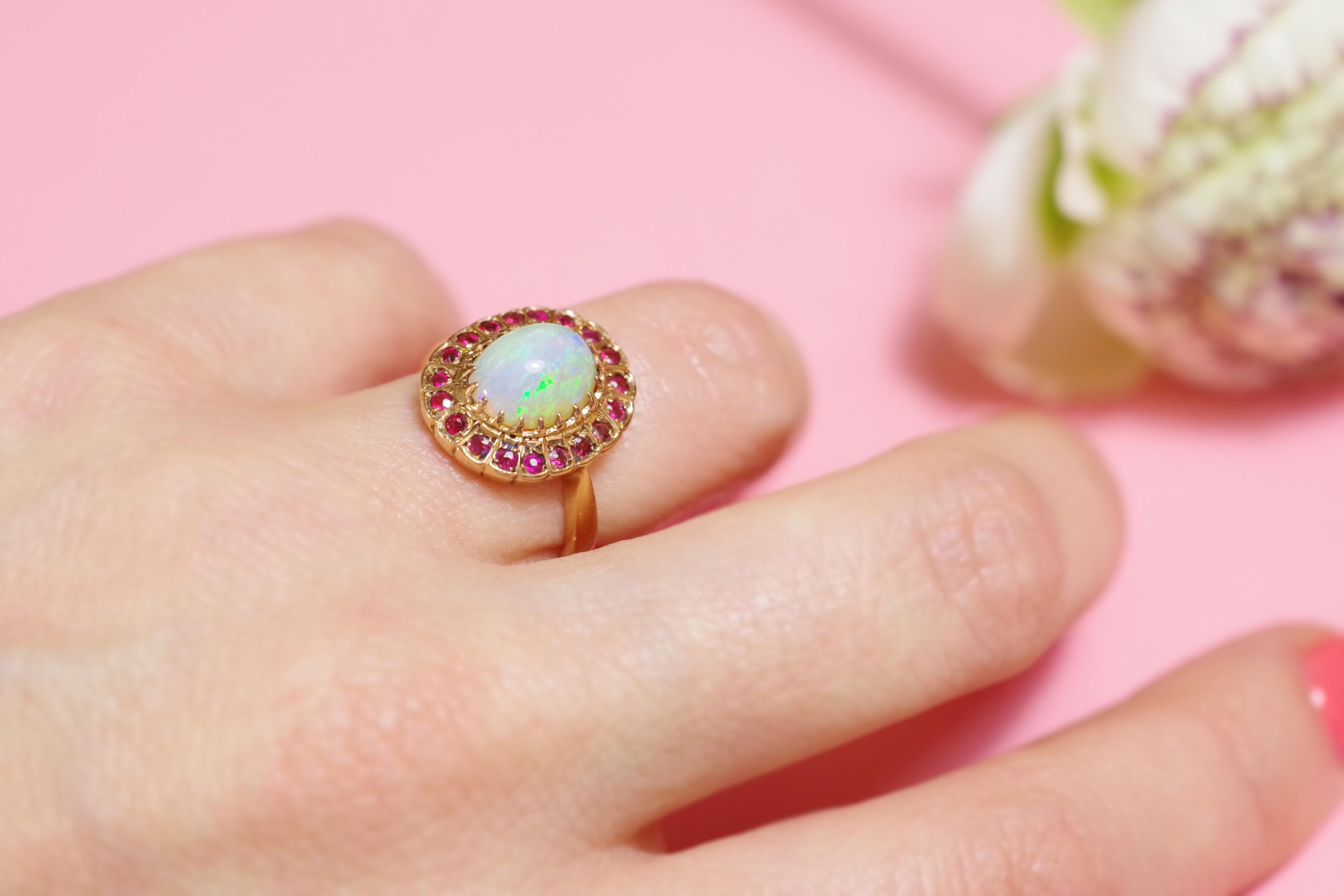 Opal and Garnet Cluster Ring in 18k Gold, Vintage Cluster Ring In Fair Condition For Sale In PARIS, FR