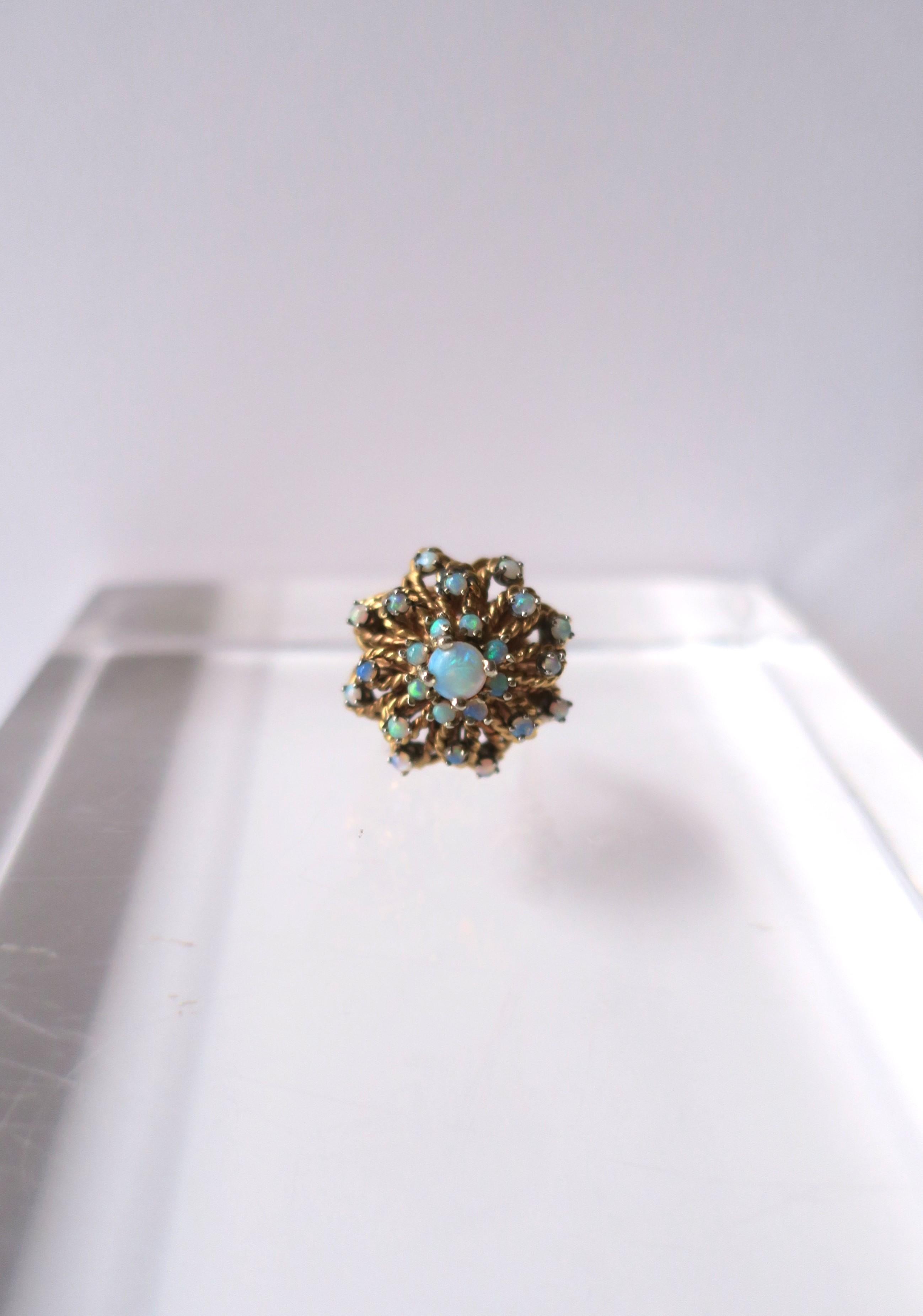 Opal- und Gold-Cluster-Cocktailring im Zustand „Gut“ im Angebot in New York, NY