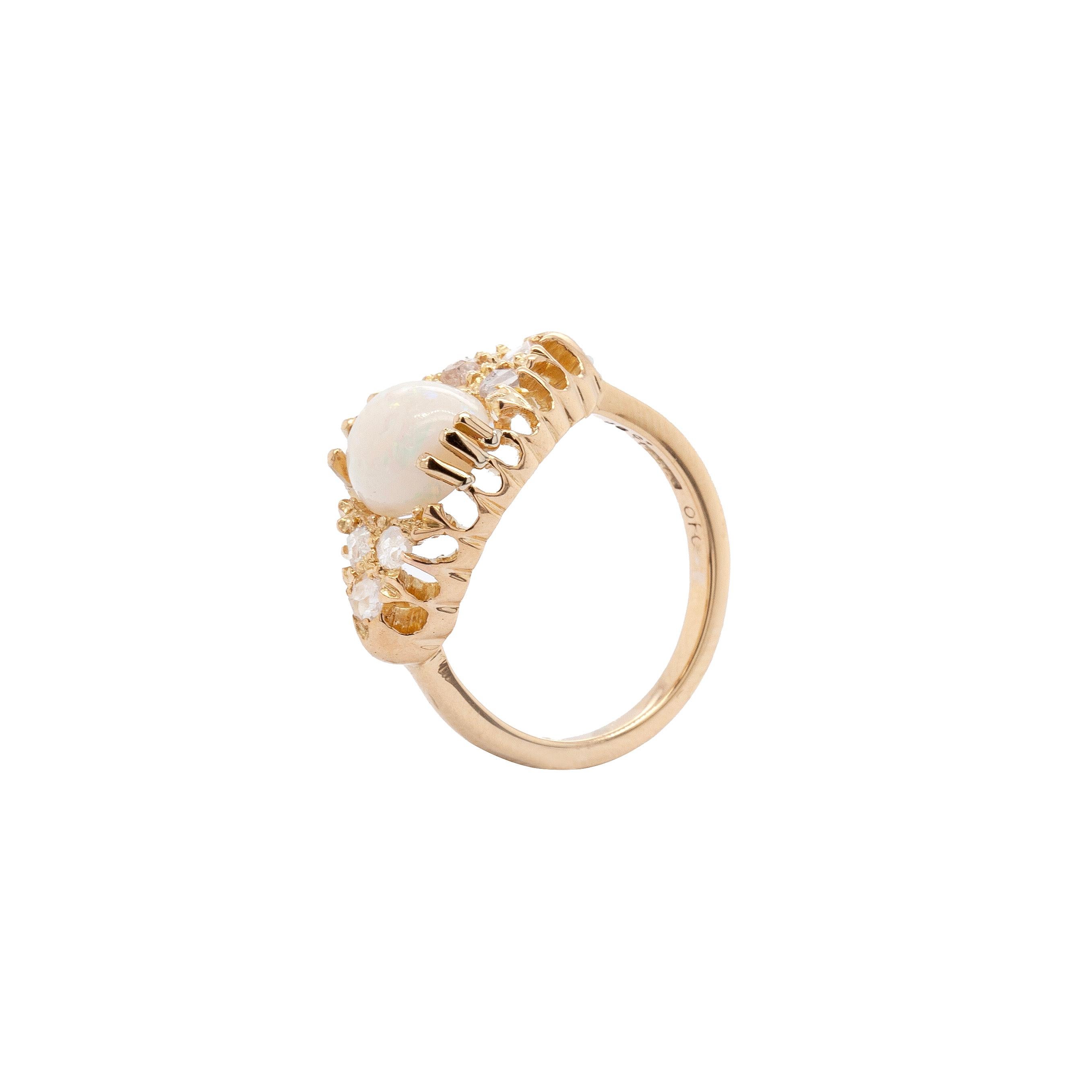 Cette charmante bague ancienne respire la sophistication et l'élégance intemporelle. Elle est ornée d'une opale de 9x7 mm qui en constitue la pièce maîtresse. 

La merveilleuse opale, avec son jeu de couleurs captivant et irisé, est sertie dans une
