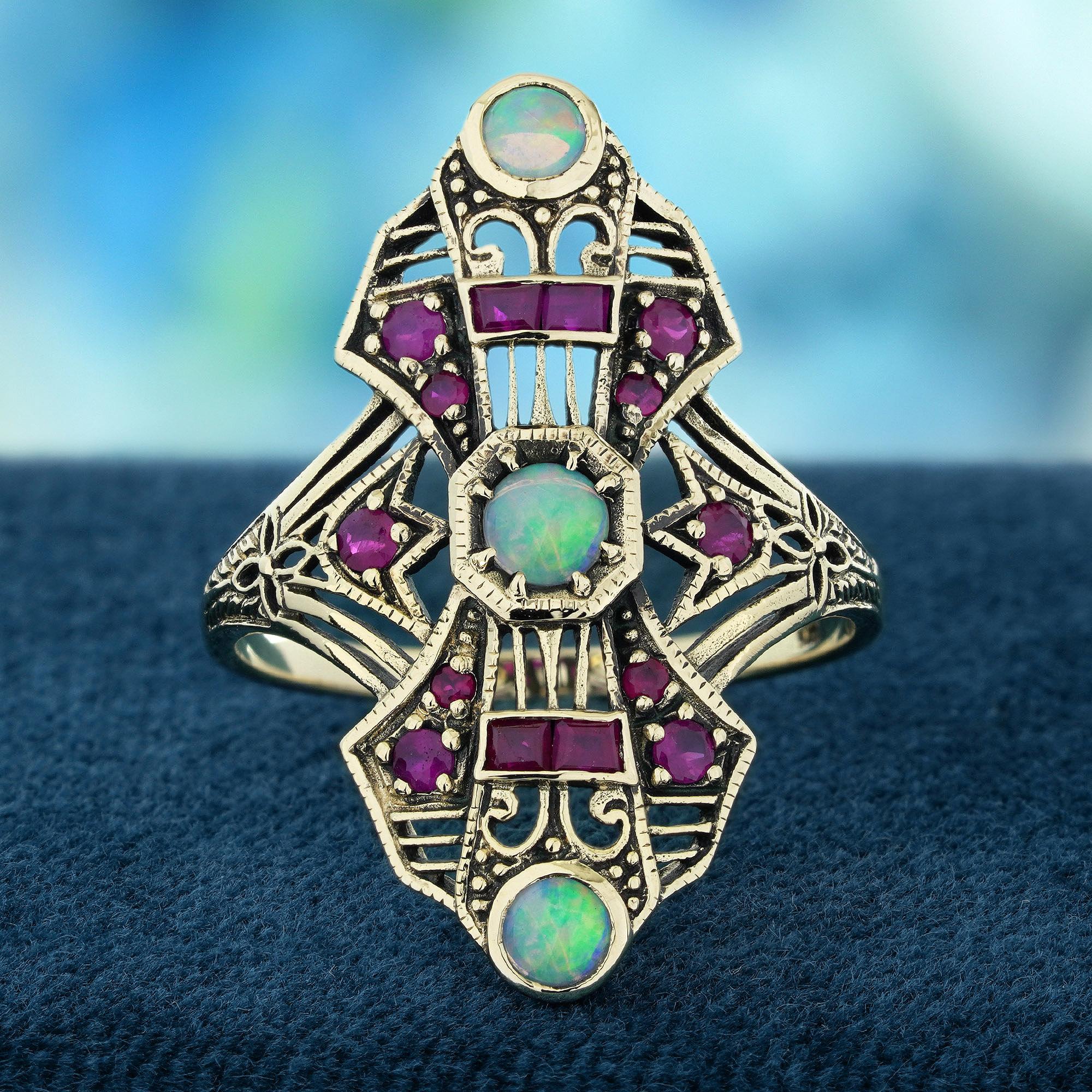 Une superbe opale au centre, décorée par des rubis vibrants qui ajoutent une riche touche de couleur. Le design complexe d'inspiration vintage met en valeur la beauté naturelle des pierres précieuses, avec des détails délicats sur le bracelet qui