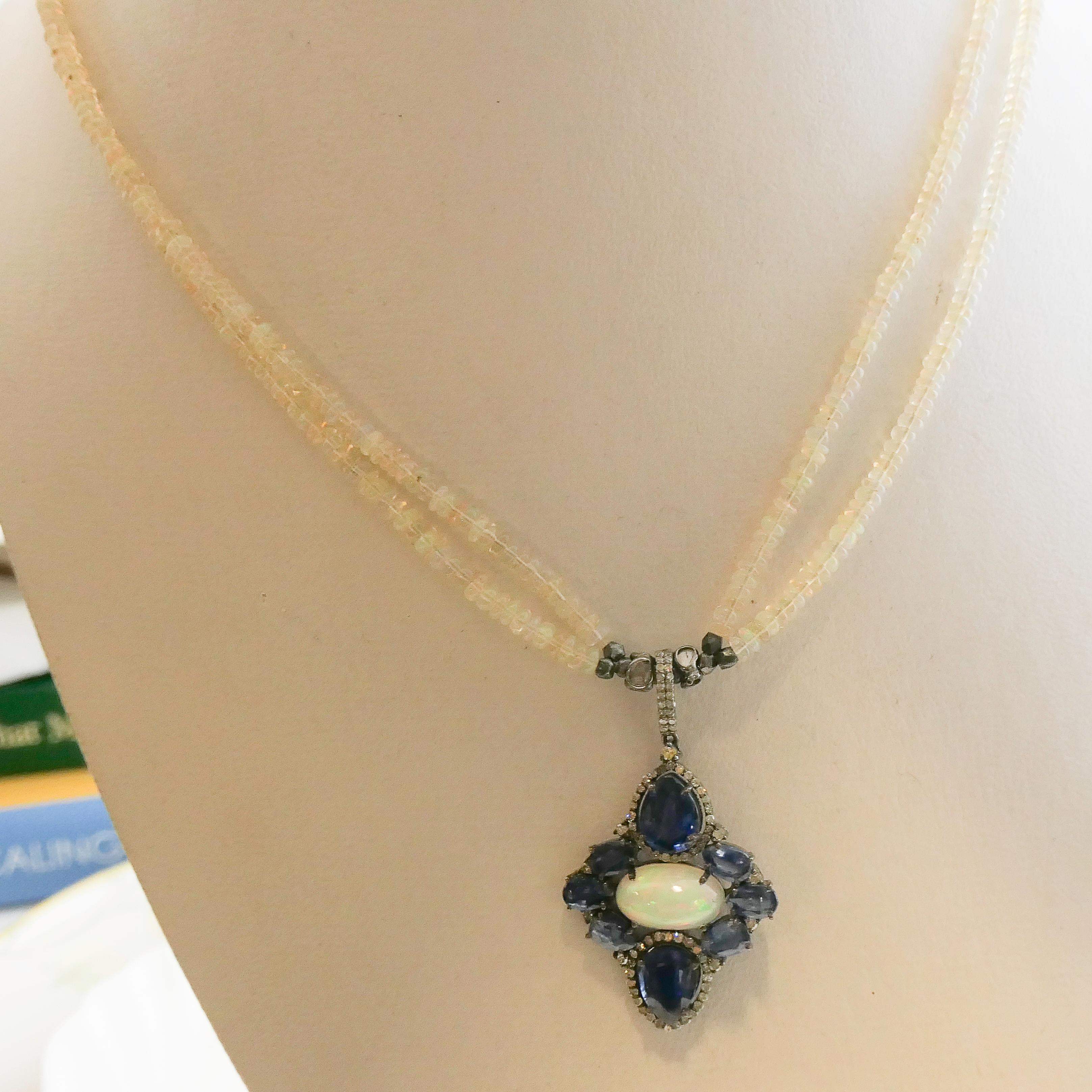 Collana in argento sterling ossidato con opale e diamanti tanzaniti, 16,5 pollici

Questa affascinante collana presenta un luminoso opale cabochon di 7,4 x 13,7 mm nel cuore di un ciondolo ornato, circondato da vibranti tanzaniti blu in tagli a pera