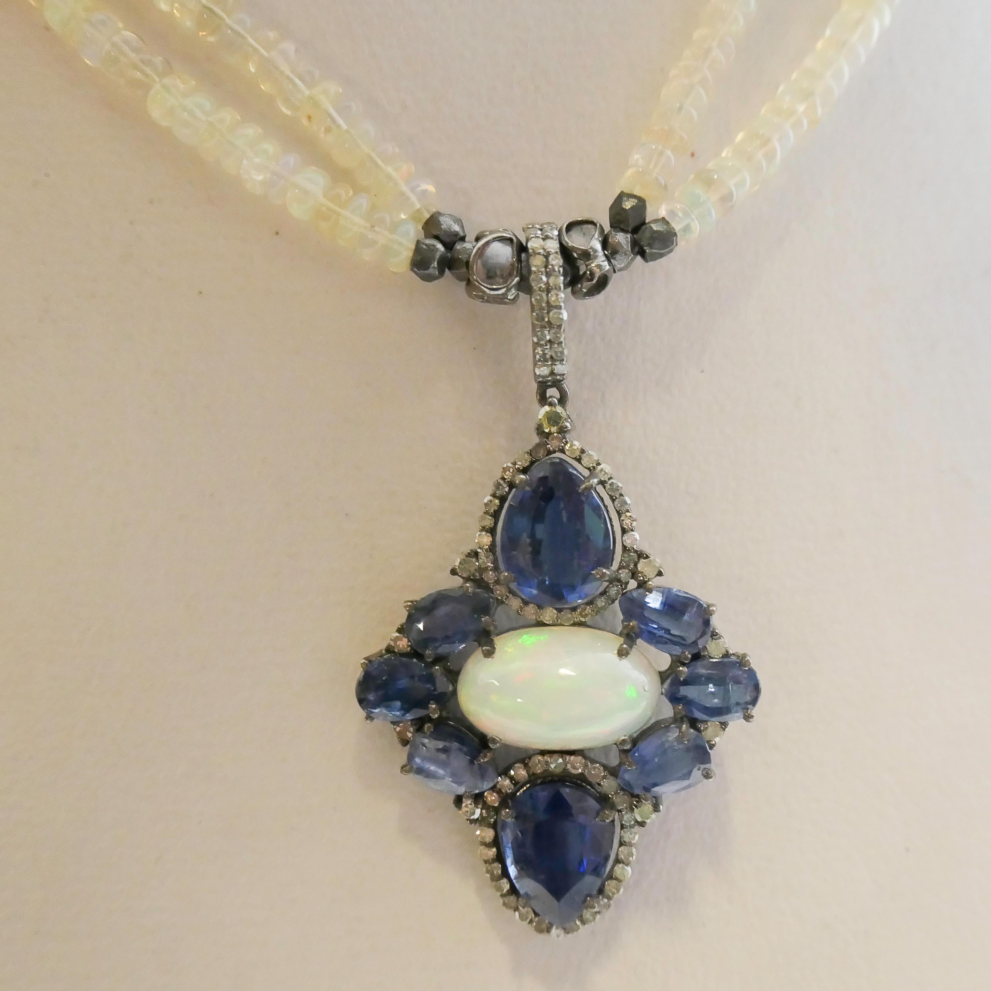 Taglio misto Collana in argento sterling ossidato con opale e tanzanite e diamanti da 16,5 pollici. in vendita