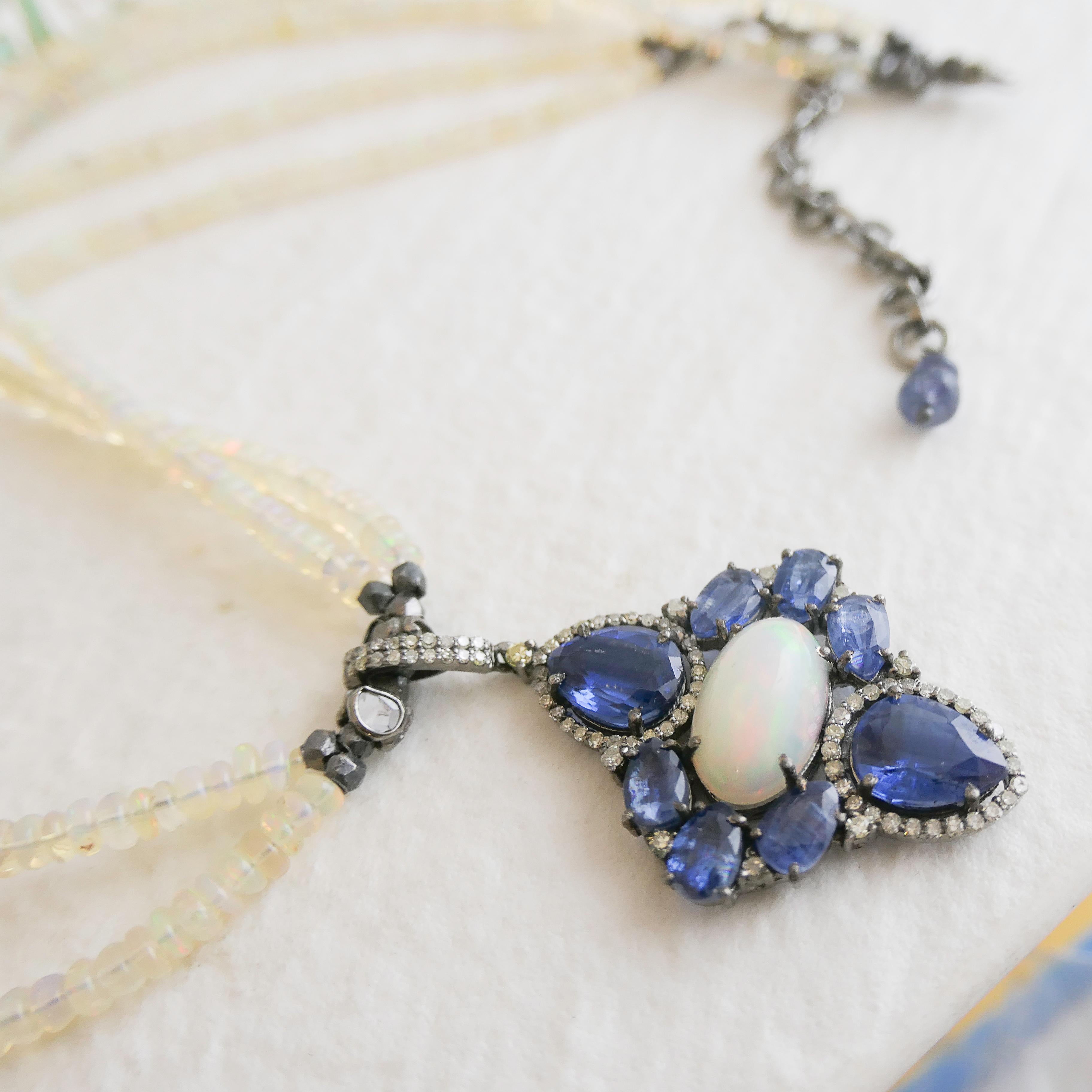 Donna Collana in argento sterling ossidato con opale e tanzanite e diamanti da 16,5 pollici. in vendita