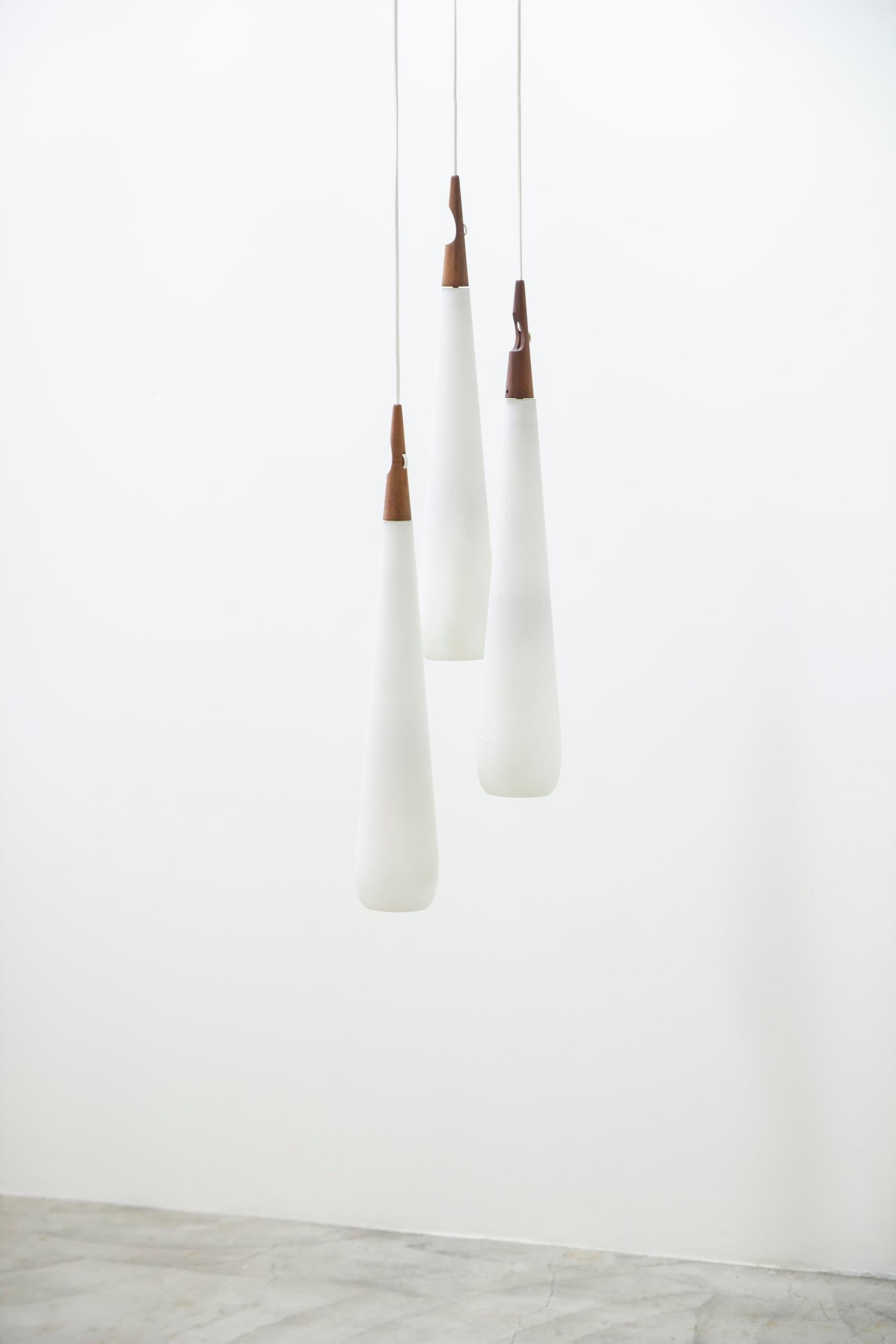 Scandinave moderne Suspensions de plafond en teck et opale par Uno & Östen Kristiansson, Luxus Vittsjö Suède en vente
