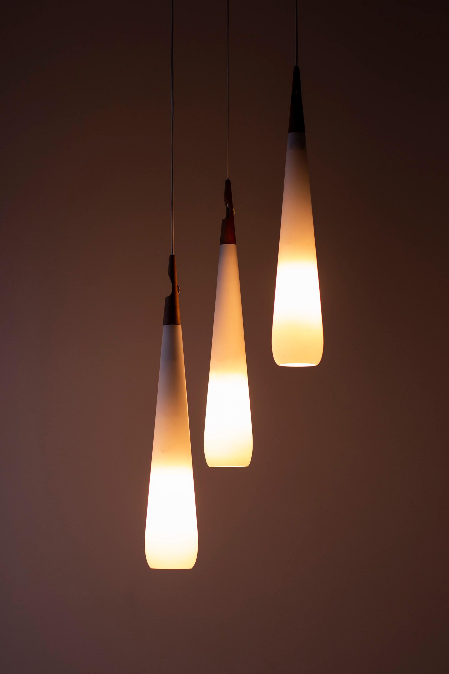 Suspensions de plafond en teck et opale par Uno & Östen Kristiansson, Luxus Vittsjö Suède en vente 1