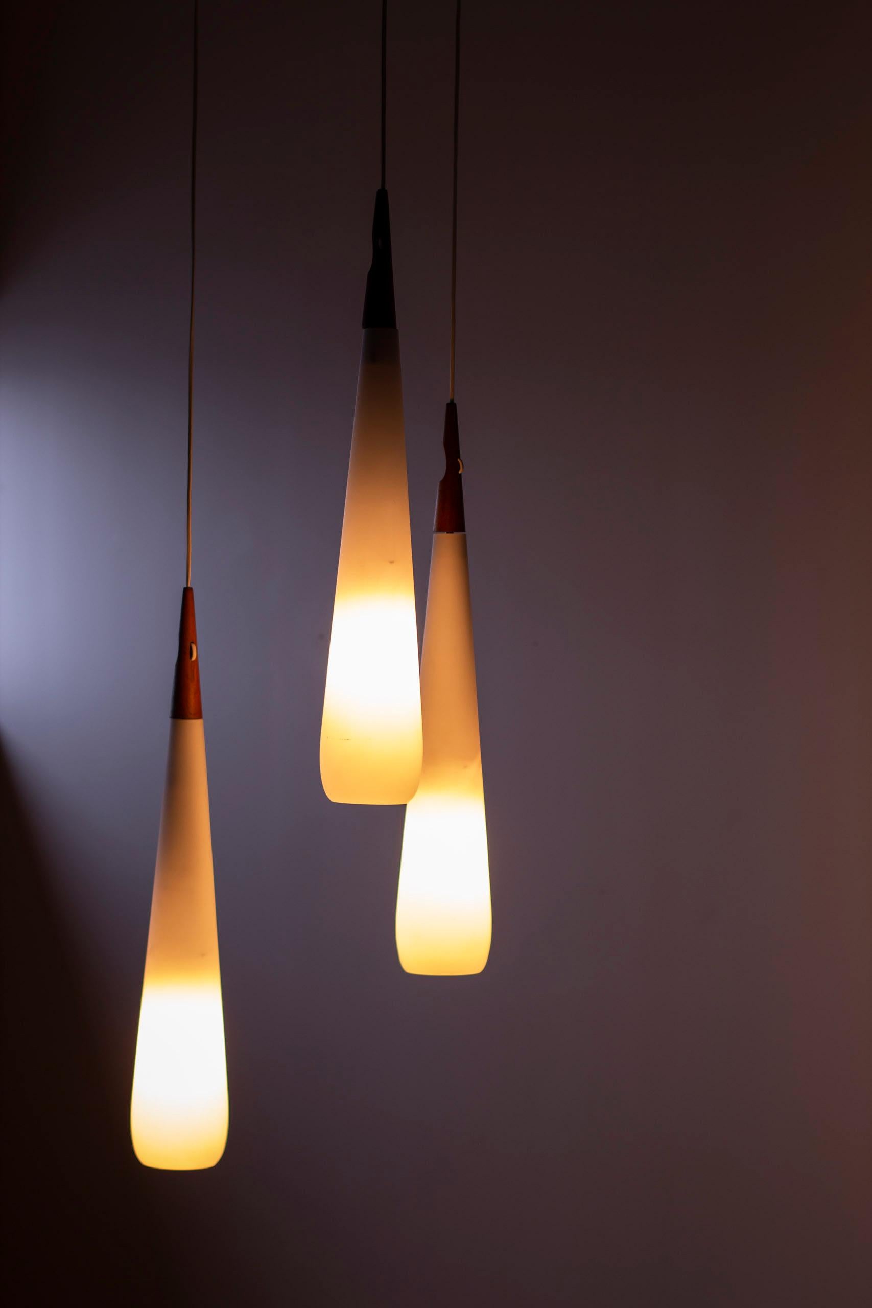 Suspensions de plafond en teck et opale par Uno & Östen Kristiansson, Luxus Vittsjö Suède en vente 2
