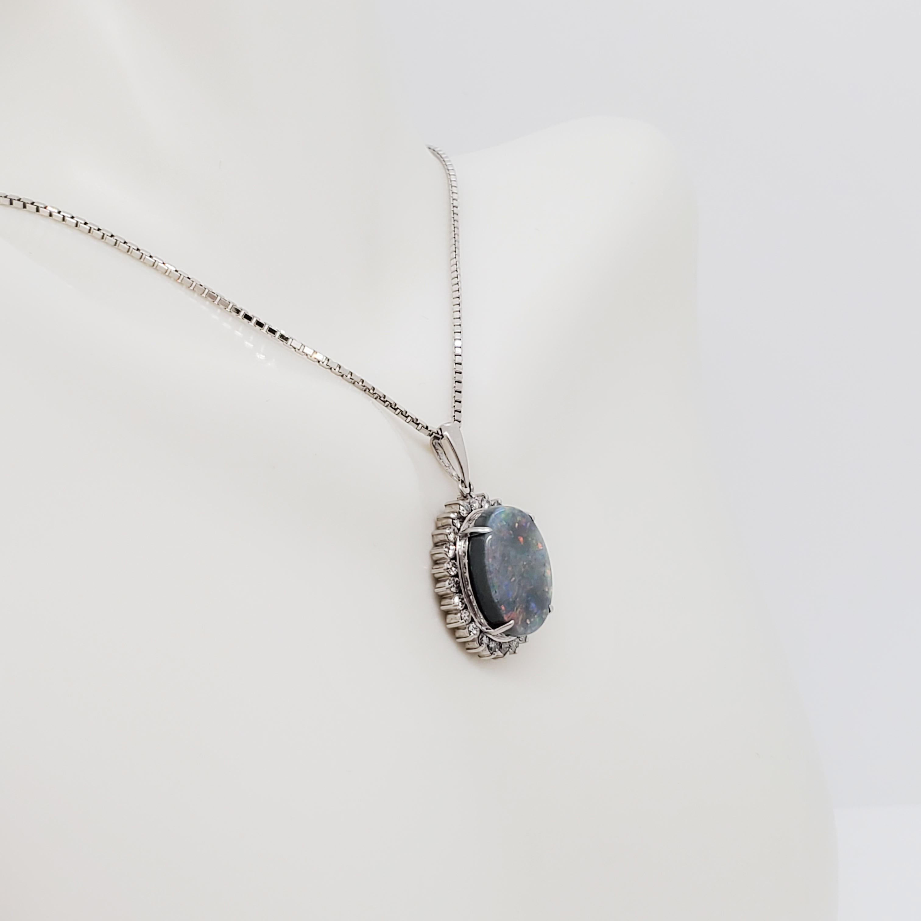 Taille ovale Collier pendentif en platine avec opale et diamant blanc en vente