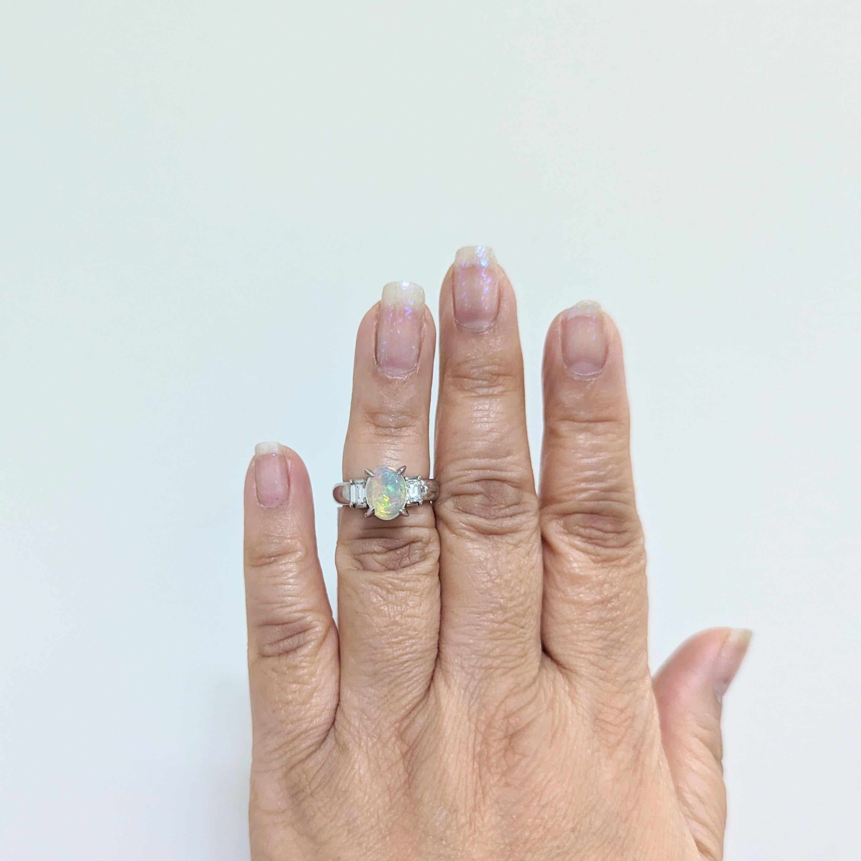 Wunderschöner ovaler 3,18-karätiger Opal-Cabochon mit 0,51-karätigem weißen Diamanten im Smaragdschliff auf beiden Seiten.  Handgefertigt in Platin.  Ringgröße 6,25.