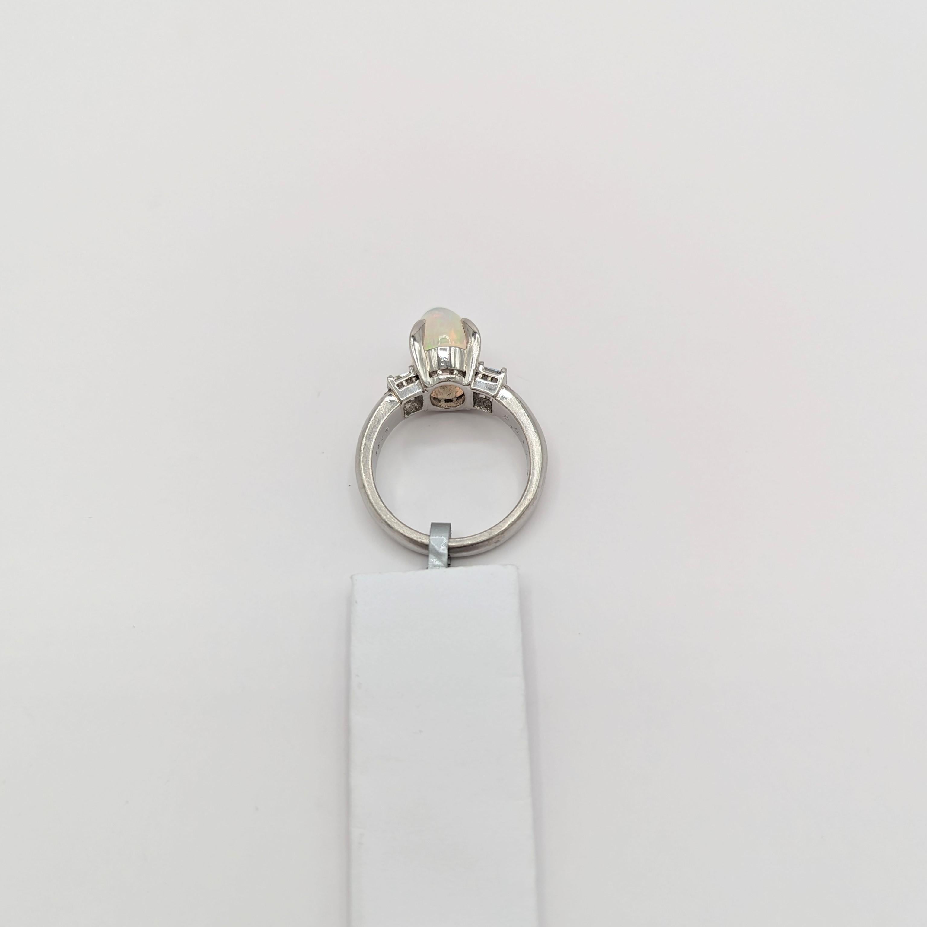 Dreisteinring mit Opal und weißem Diamant aus Platin im Angebot 1