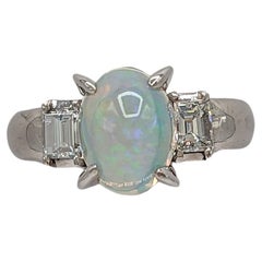Dreisteinring mit Opal und weißem Diamant aus Platin