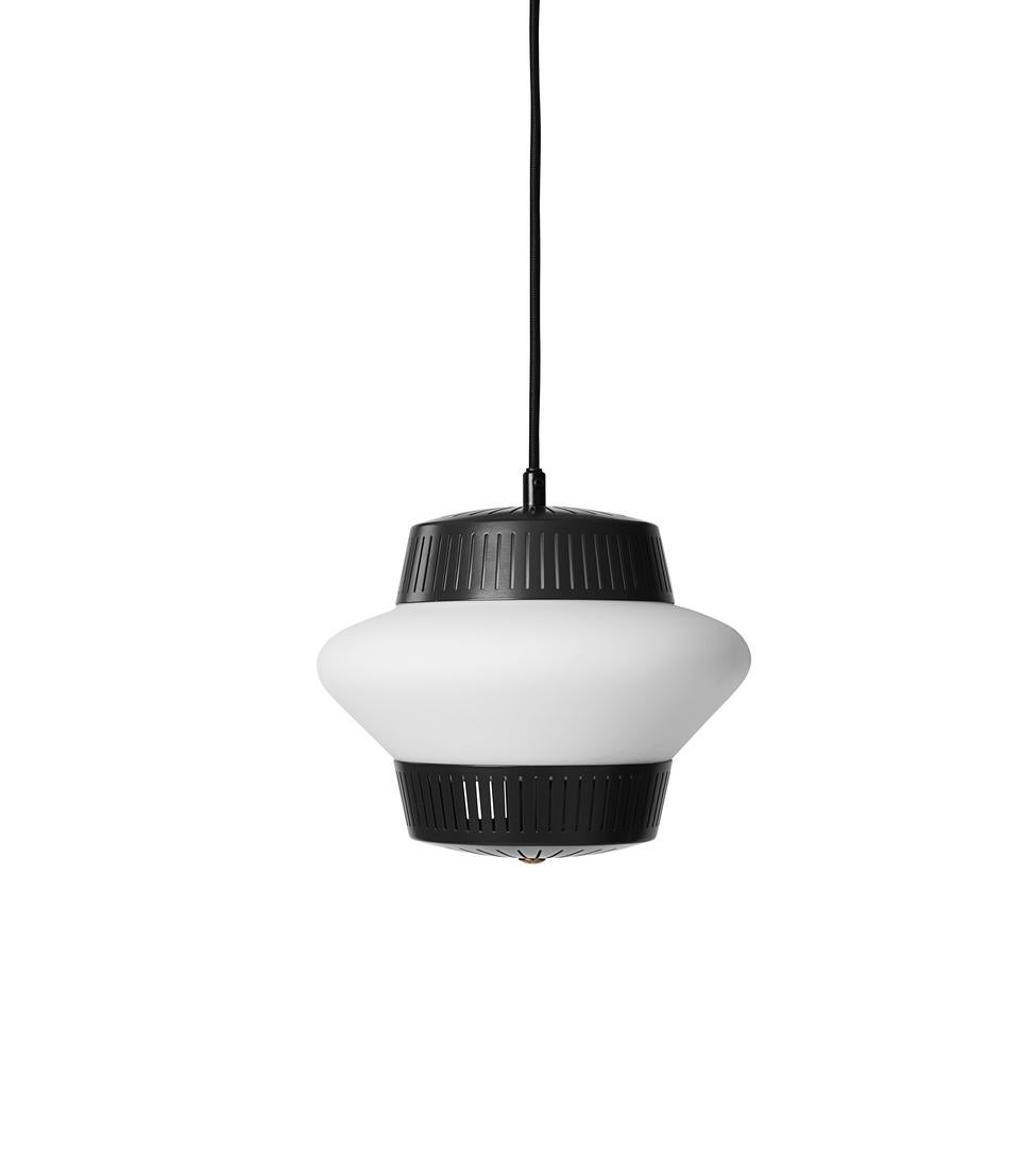 Pendente Opal Arch nero noir di Warm Nordic
Dimensioni: D23 x H18 cm
Materiale: Acciaio laccato, vetro opalino sabbiato
Peso: 2 kg
Disponibile anche in diversi colori.

Il pendente Opal Arch è stato progettato negli anni '50 dal designer danese