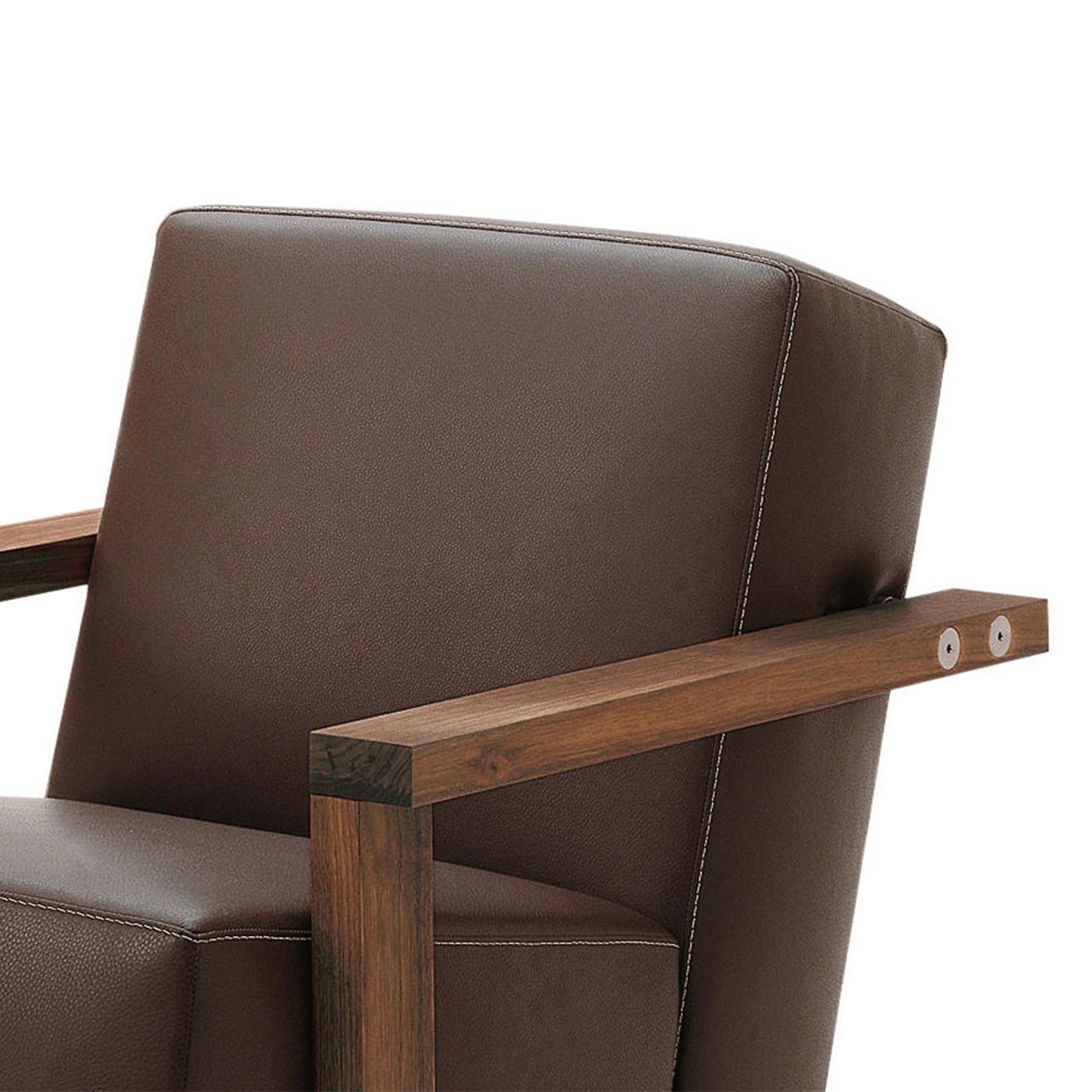 Armchair opal with structure and armrests in
solid walnut wood. Treated with natural pine
extracts. Upholstered and covered with Italian
genuine leather, category D4 in chocolate color.
Also available with solid oak structure and armrests.
Also