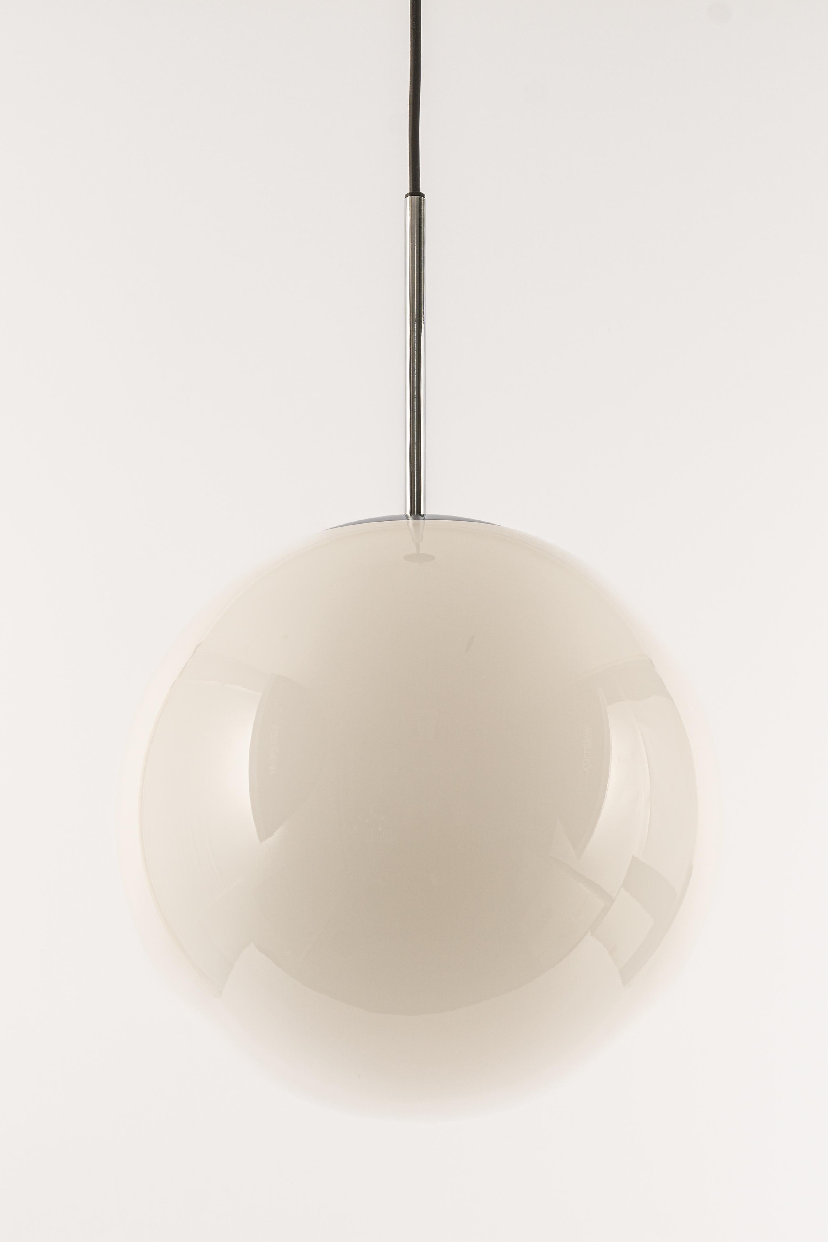 Mid-Century moderno Lampada a sospensione a sfera opalina di Peill & Putzler, Germania, anni '70 in vendita