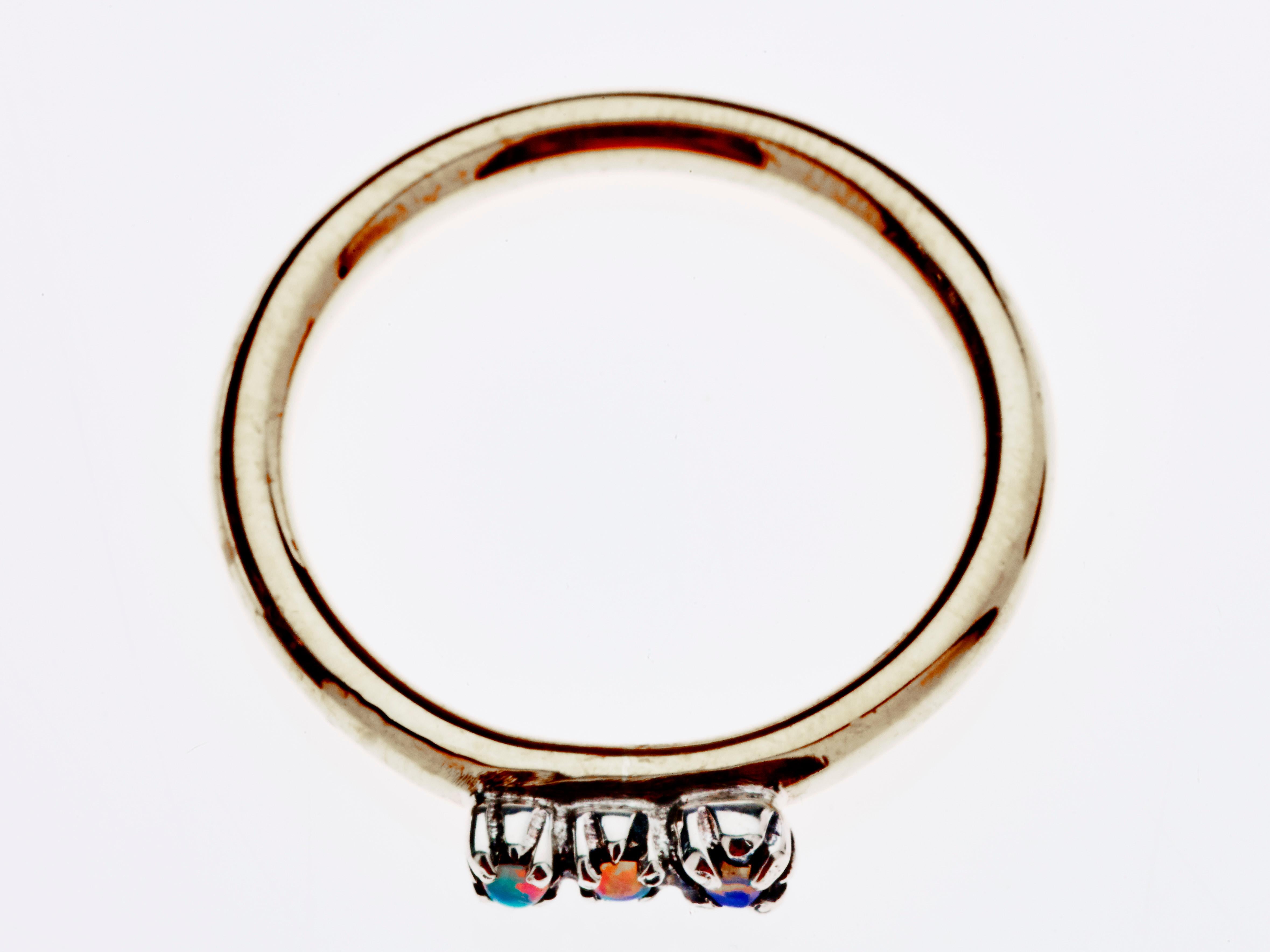 Taille ronde Bague à griffes J Dauphin en bronze avec anneau en opale et anneau en argent en vente