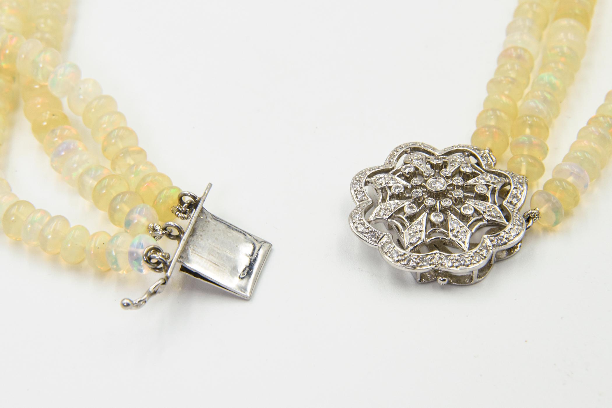 Collana a tre fili graduati con perle di opale e chiusura in oro bianco con diamanti in vendita 7