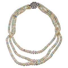 Collier à trois rangs gradués de perles d'opale et de diamants avec fermoir en or blanc