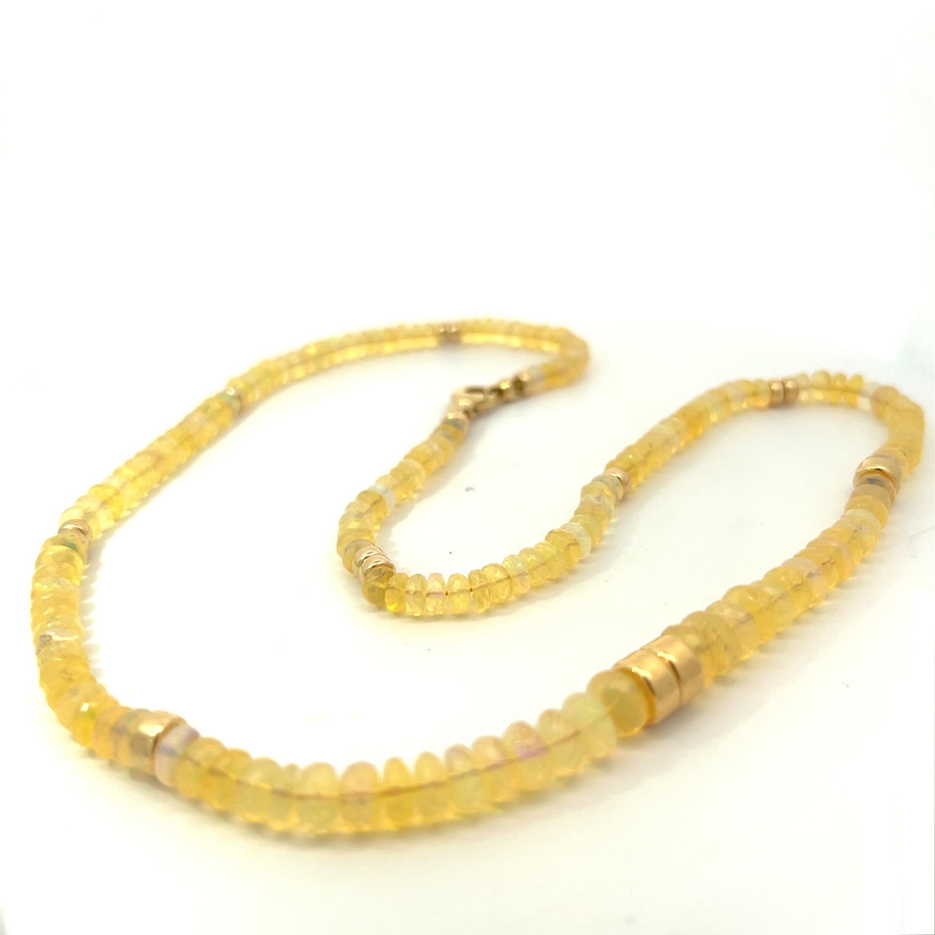 Questa collana di perle di opale e rondelle in oro giallo 14K da 22 pollici è una splendida dimostrazione di bellezza naturale e raffinata maestria. Con perle di opale graduate di circa 5-8 mm, il design scorre senza soluzione di continuità dalle