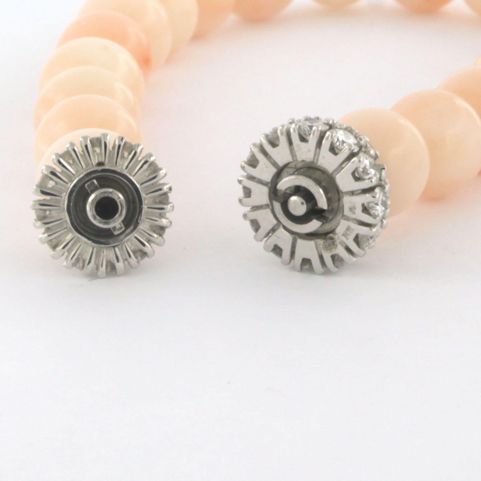 18k white gold clasp set with brilliant-cut diamonds up to 1.84 ct – F/G – VS/SI – on a pink opal bead – 20 cm long

Detailed description

The bracelet is 20 cm long and 9.5 mm wide.

The clasp has a diameter of 1.3 cm.

Total weight: 33.2