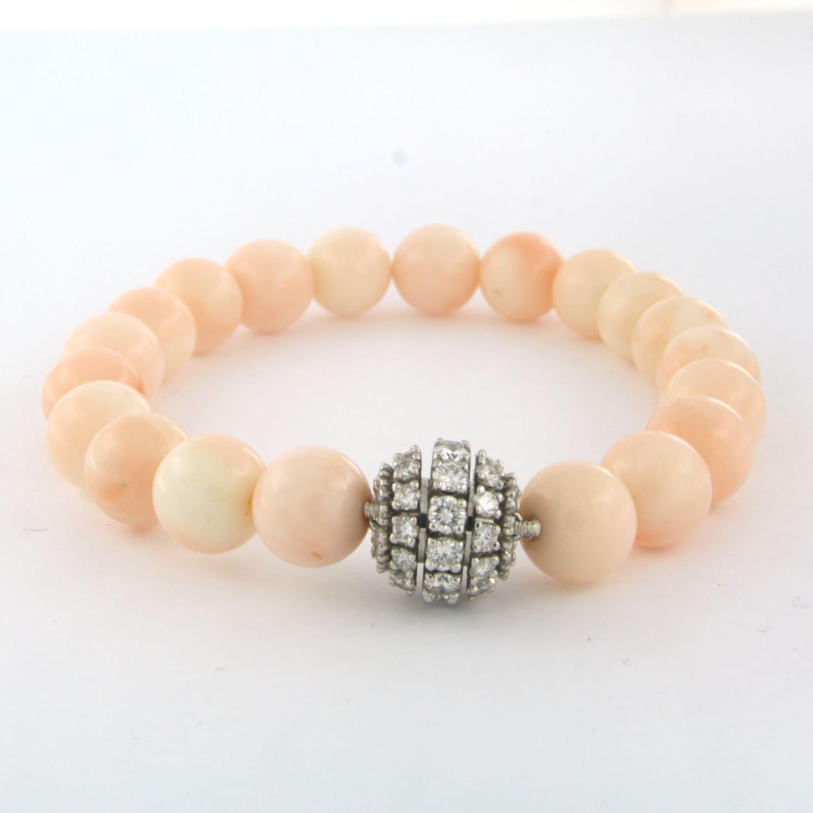 Opal beads bracelet and 18k gold lock with brilliant cut diamonds up to 1.84ct For Sale 1