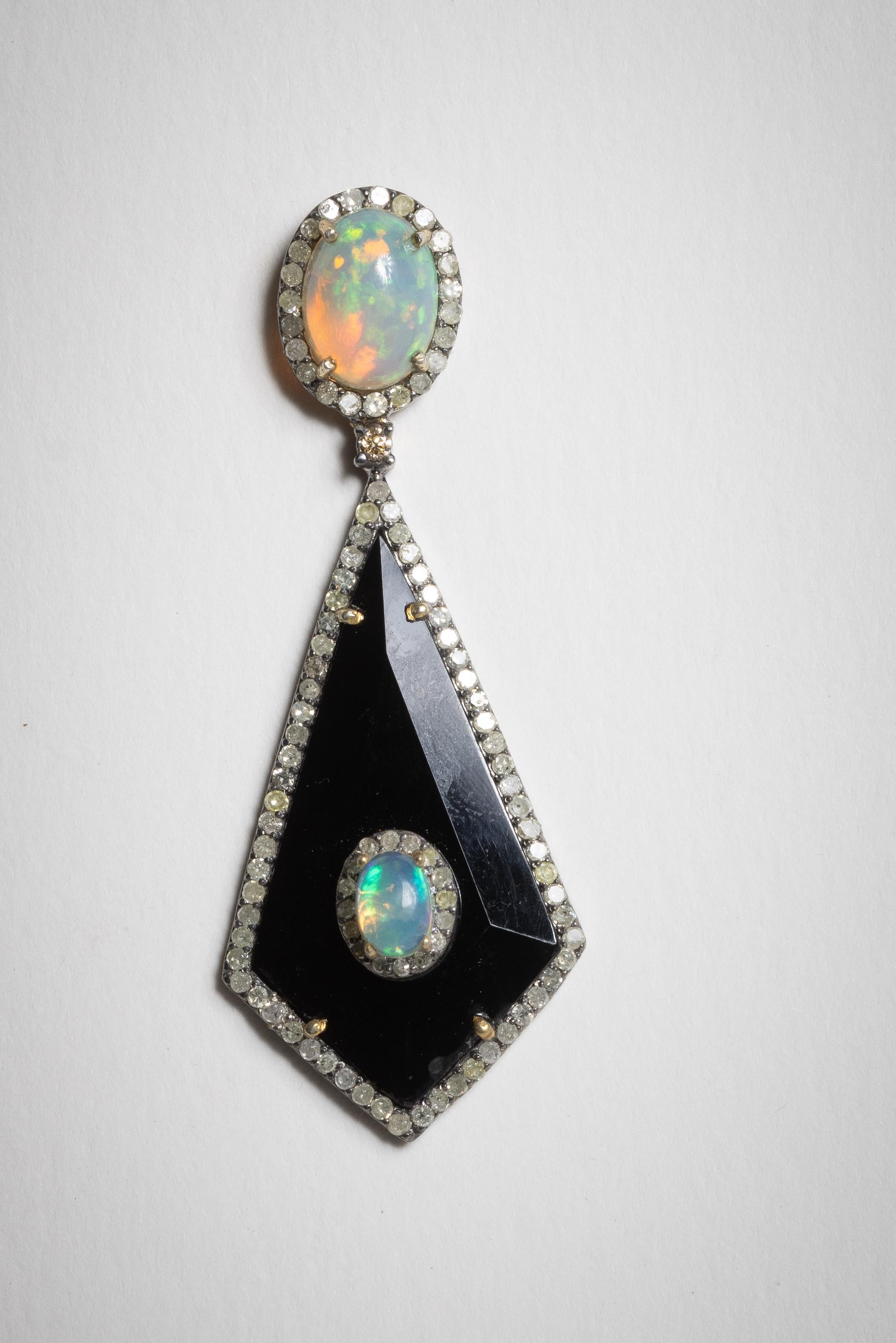Une brillante paire de boucles d'oreilles pendantes avec de l'onyx noir biseauté bordé de diamants ronds de taille brillant et une opale au centre également entourée de diamants.  Même chose que pour le post - une grande opale magnifique bordée de