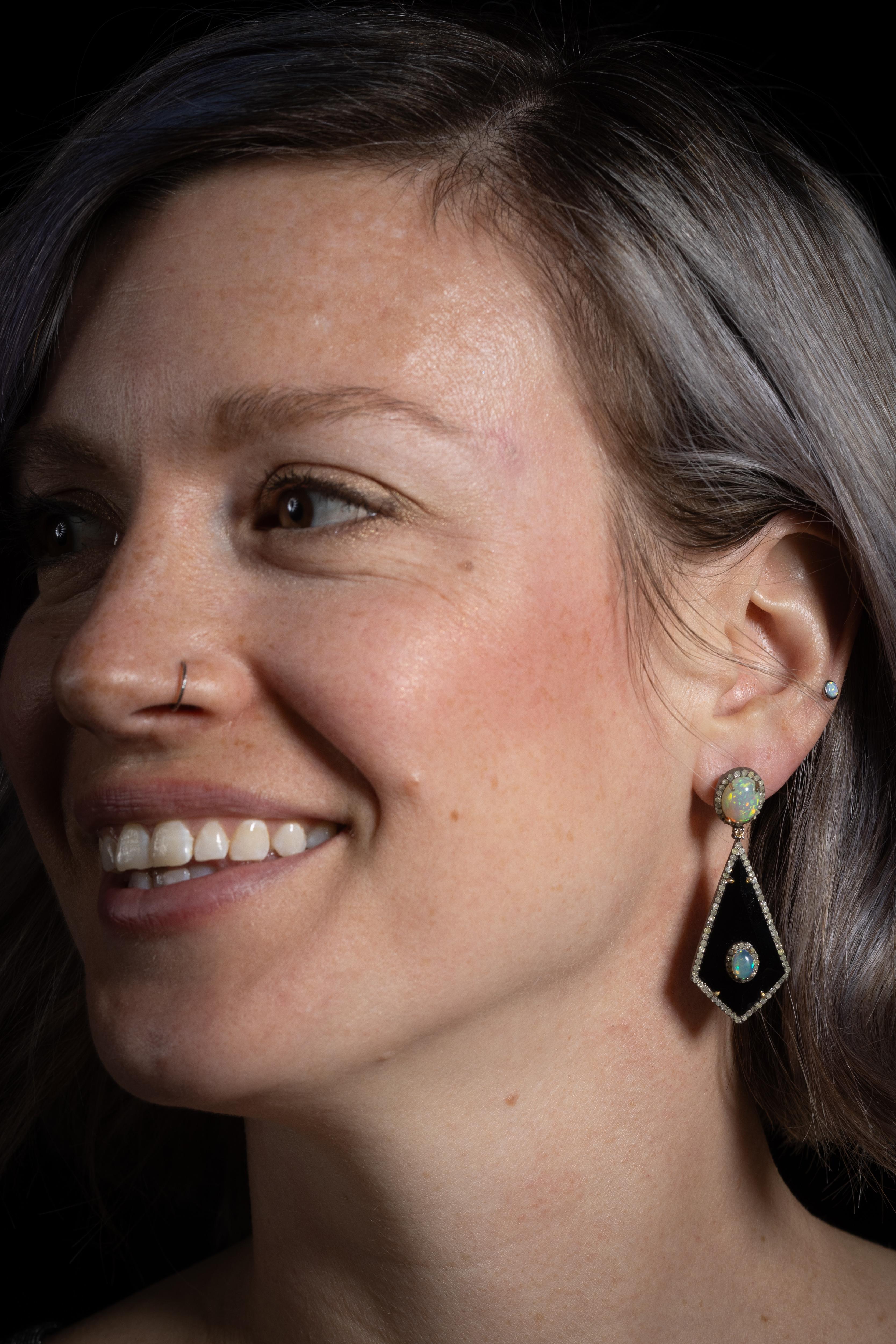 Boucles d'oreilles pendantes en opale, onyx noir et diamant Excellent état à Nantucket, MA