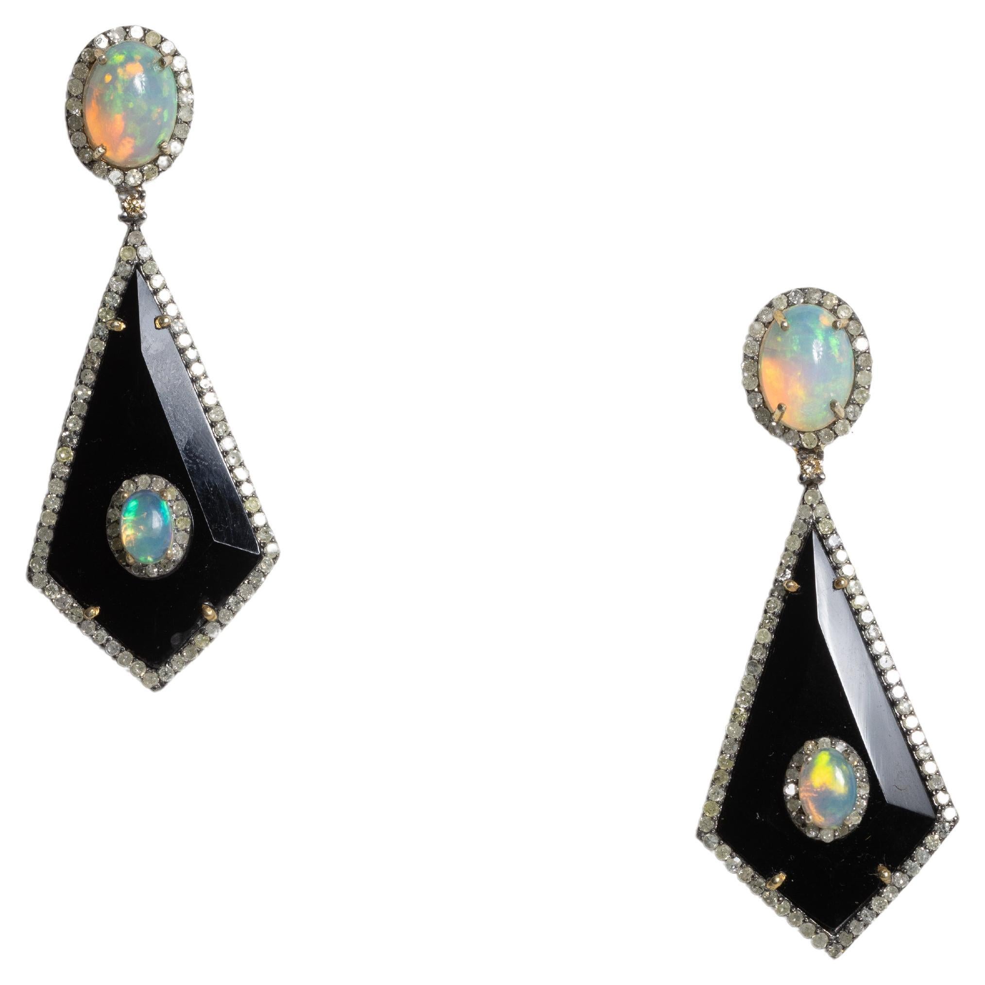 Boucles d'oreilles pendantes en opale, onyx noir et diamant