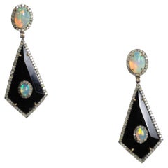 Boucles d'oreilles pendantes en opale, onyx noir et diamant