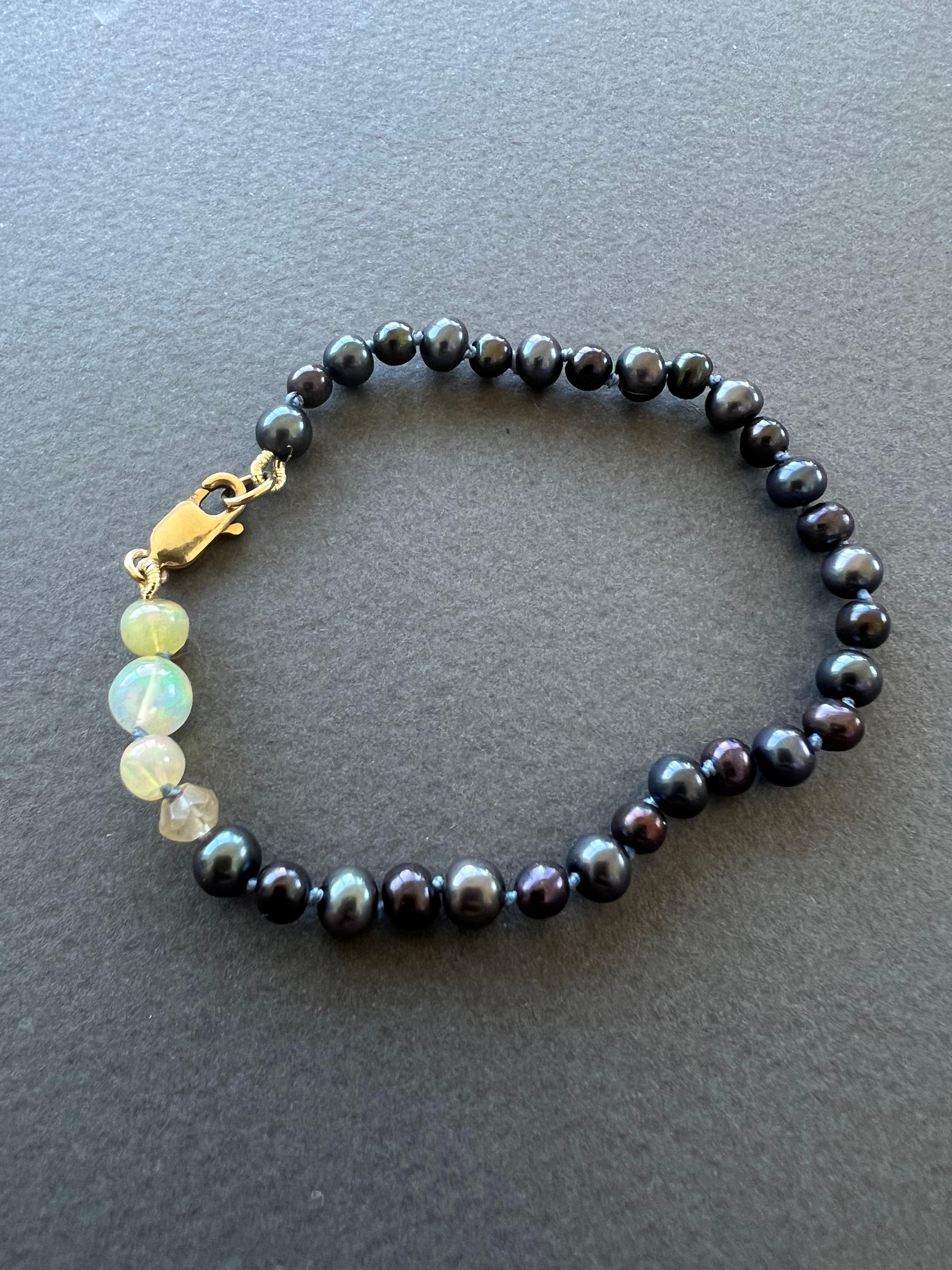 Opal Natural Black Pearl Beaded Bracelet J Dauphin In New Condition For Sale In Los Angeles, CA