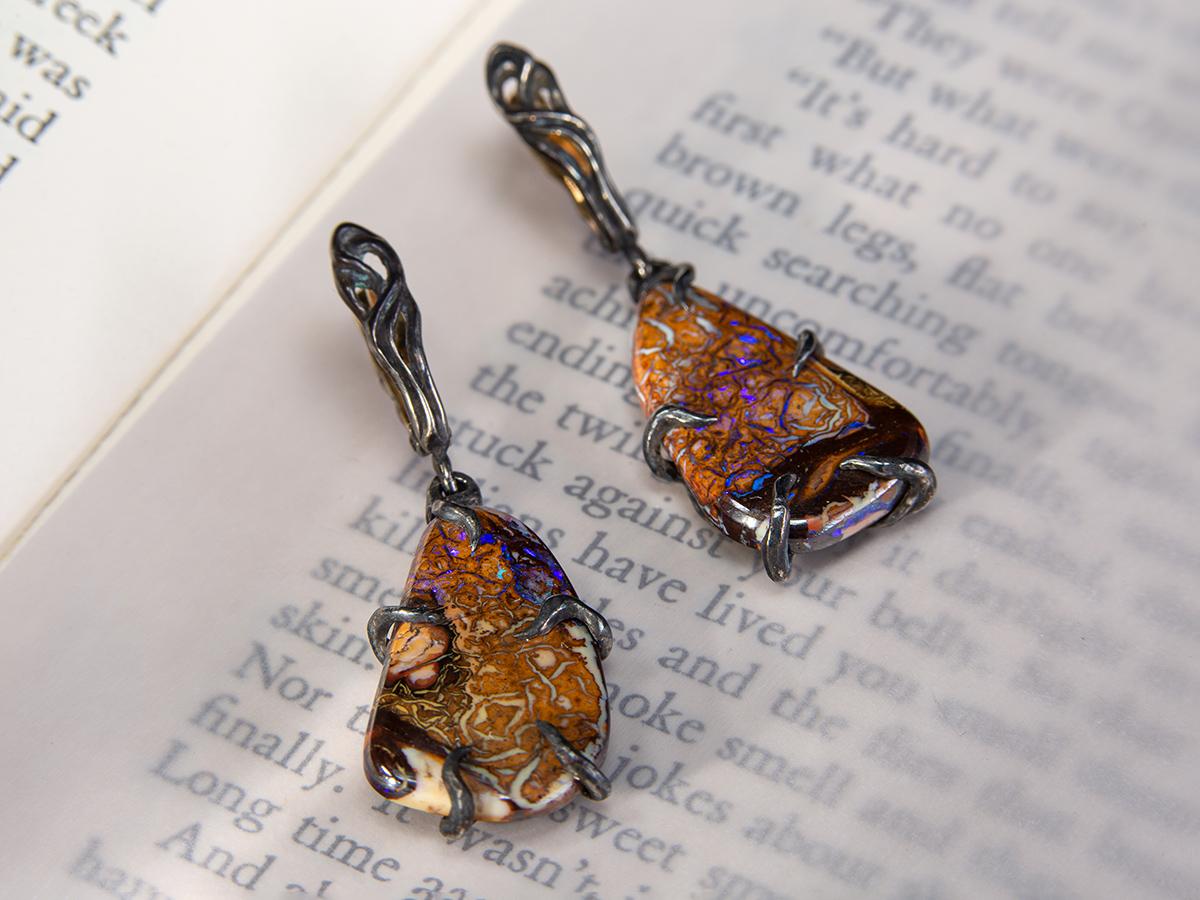 Taille cabochon Boucles d'oreilles pendantes en argent et opale noire, grande pierre précieuse de style gothique LOTR en vente