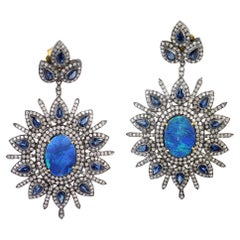Boucles d'oreilles pendantes en opale et saphir bleu avec diamants en or blanc et argent 18 carats