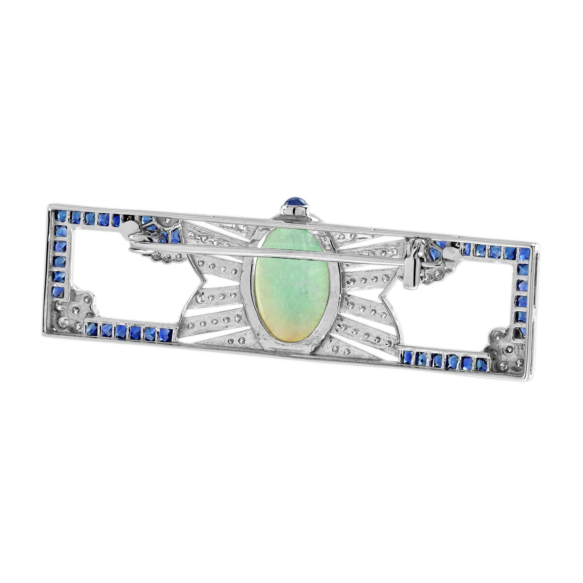 Questa splendida spilla ispirata all'Art Déco mette in mostra un centrotavola di opale luminoso, con un accattivante gioco di colori che oscilla tra i blu vibranti e gli arancioni infuocati. Incorniciato da zaffiri blu intenso e diamanti
