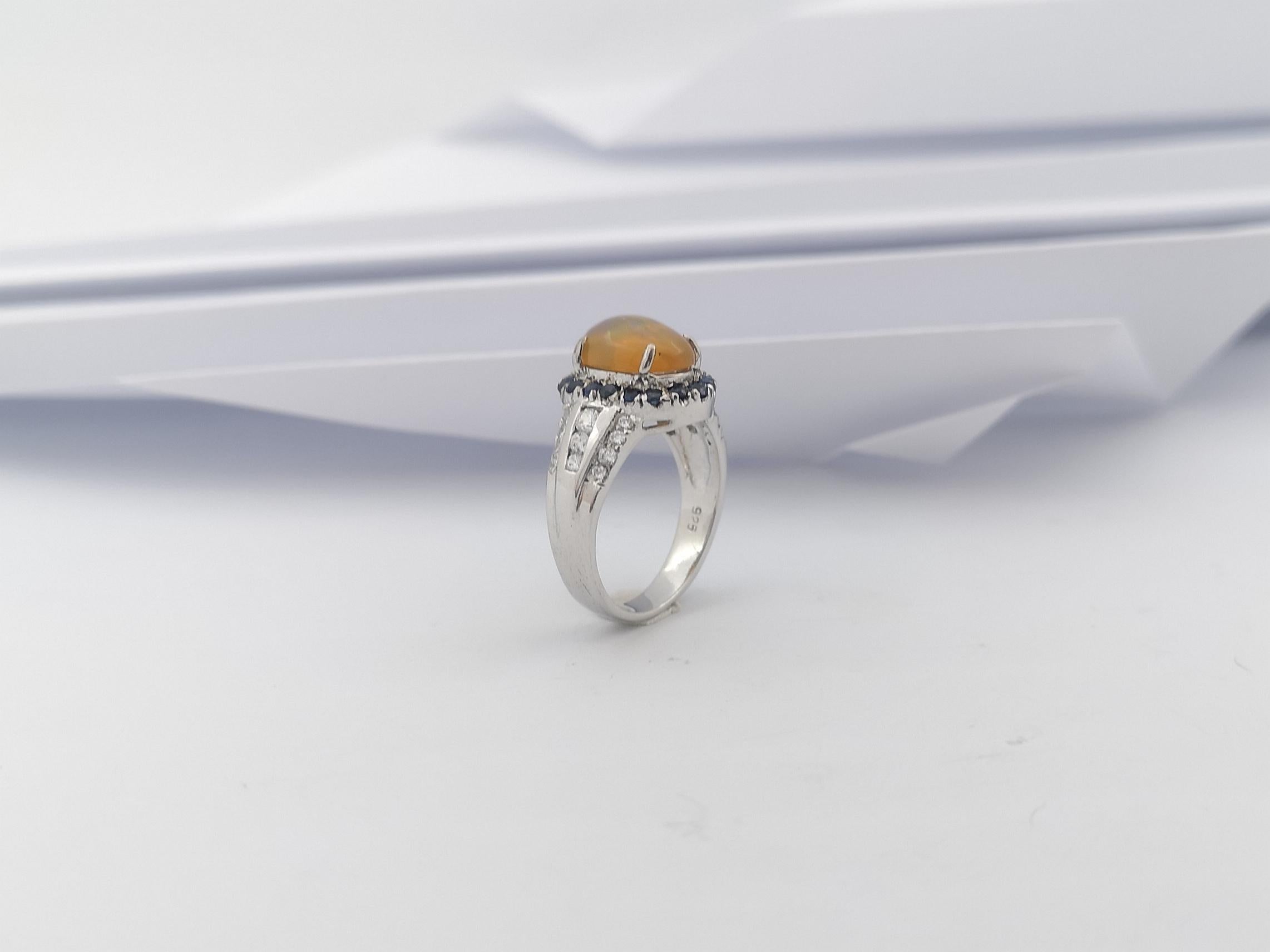 Bague en opale, saphir bleu et zirconia cubique sertie dans des montures en argent en vente 11