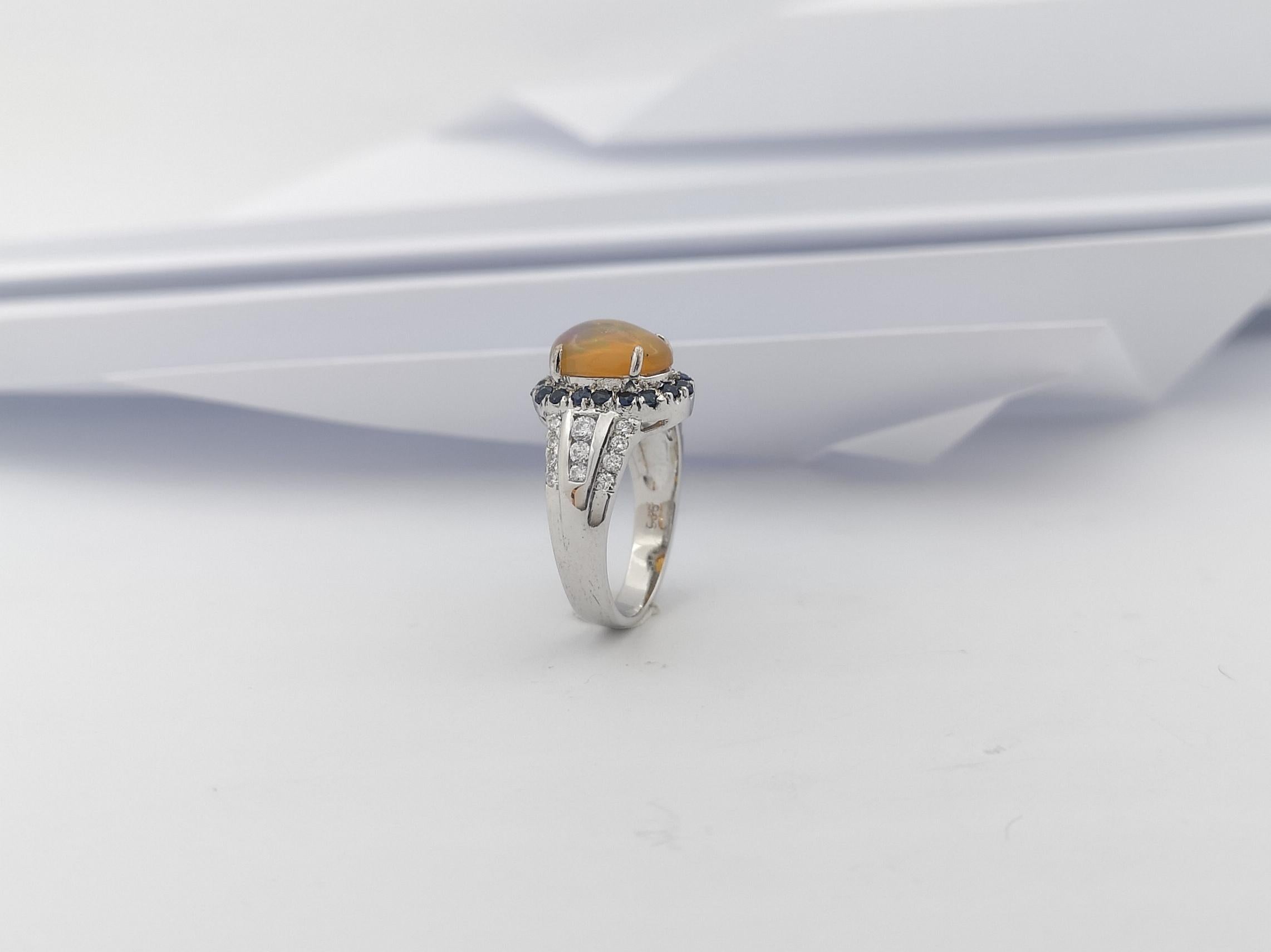 Bague en opale, saphir bleu et zirconia cubique sertie dans des montures en argent en vente 12